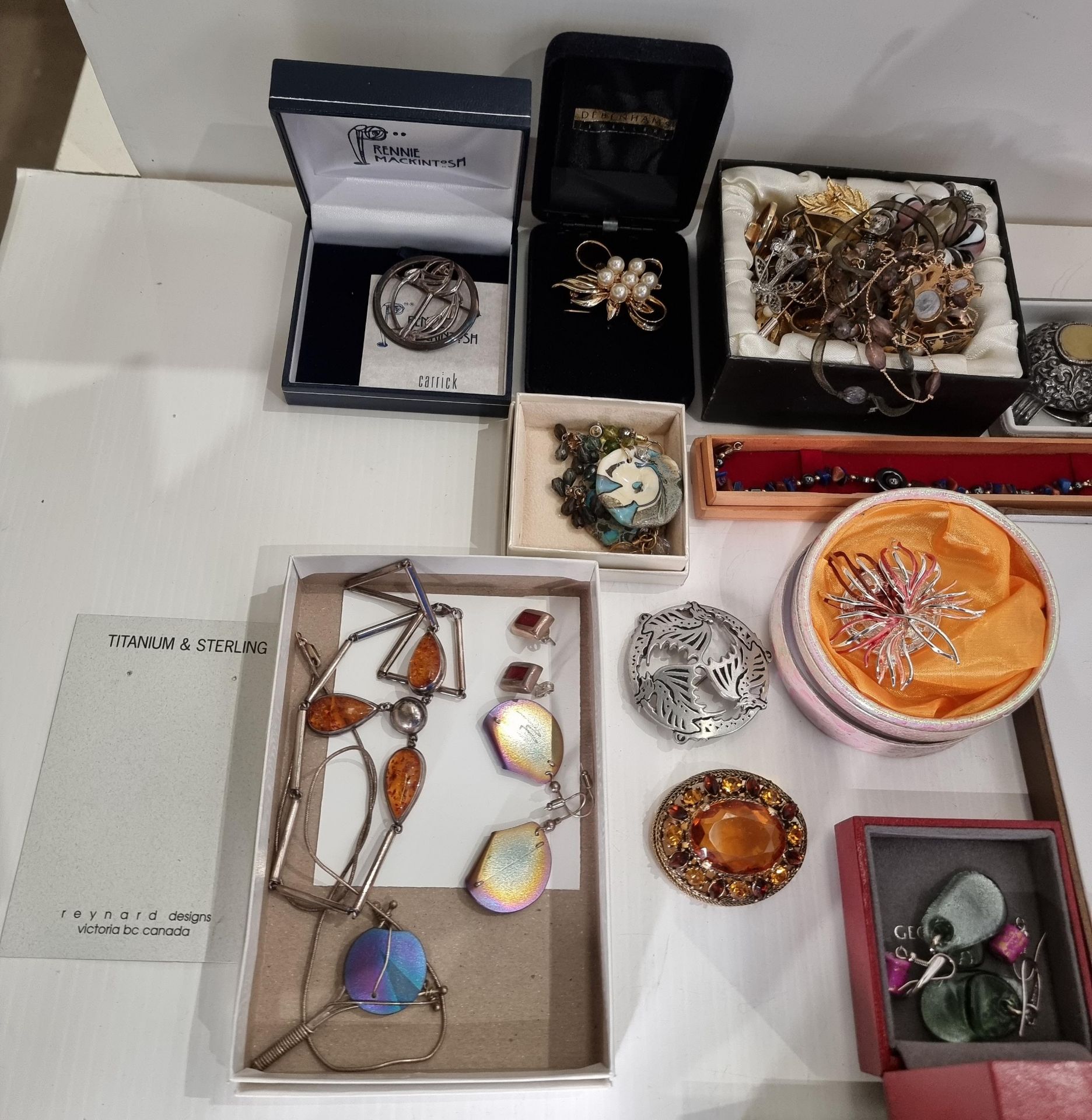 Contents to box - a large quantity of assorted jewellery and costume jewellery including a silver - Image 2 of 5