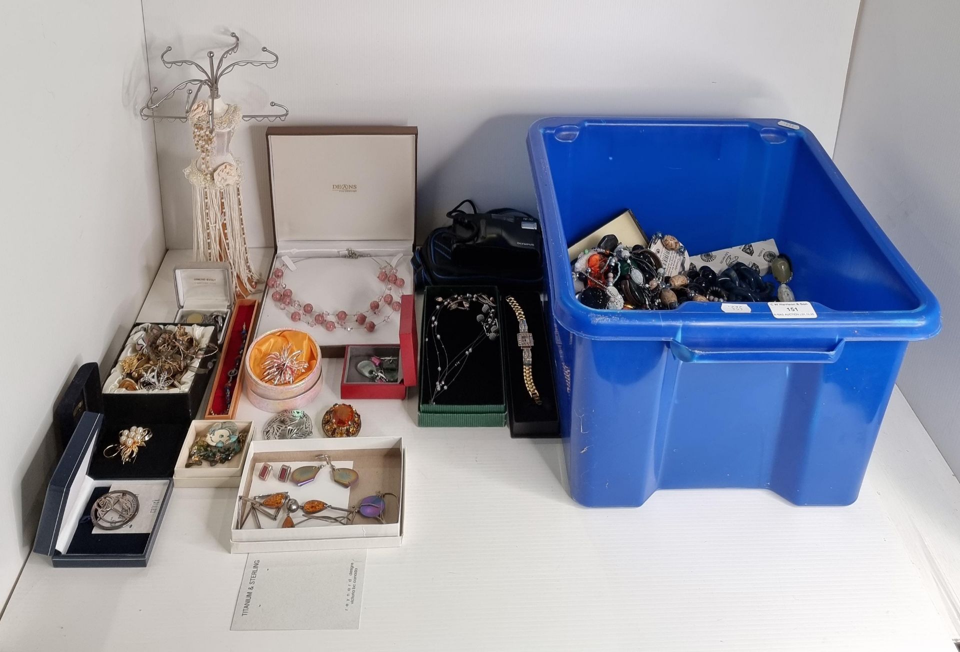 Contents to box - a large quantity of assorted jewellery and costume jewellery including a silver