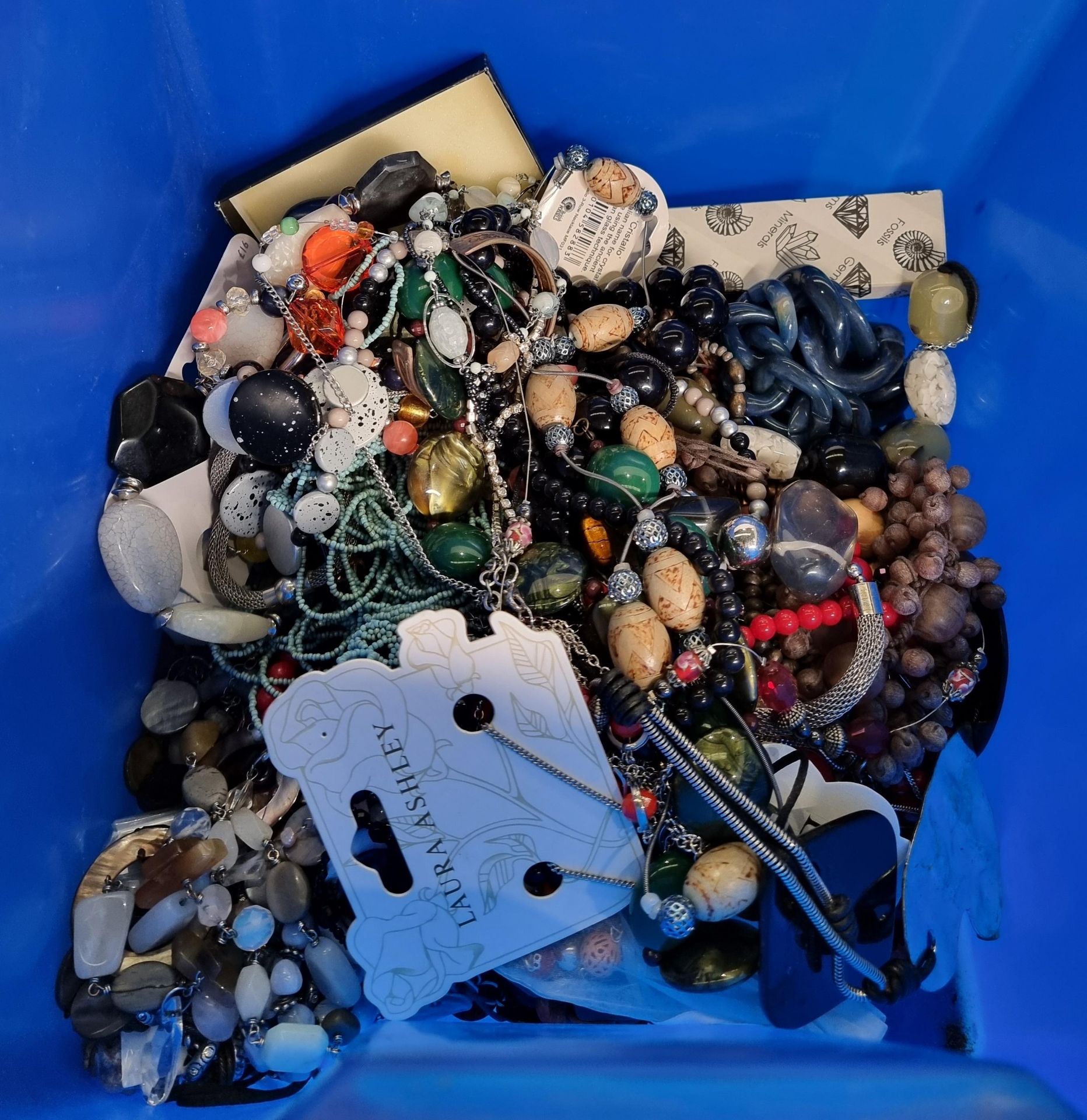 Contents to box - a large quantity of assorted jewellery and costume jewellery including a silver - Image 5 of 5