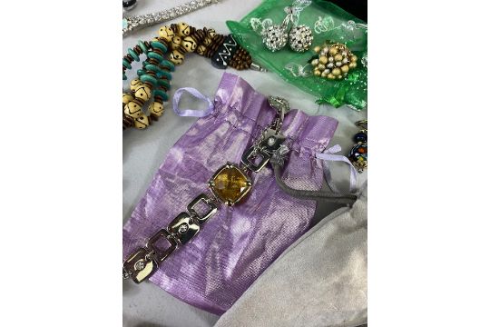 Costume Jewellery, collection of Vintage and modern items to include bracelets, rings, earrings, - Image 9 of 24