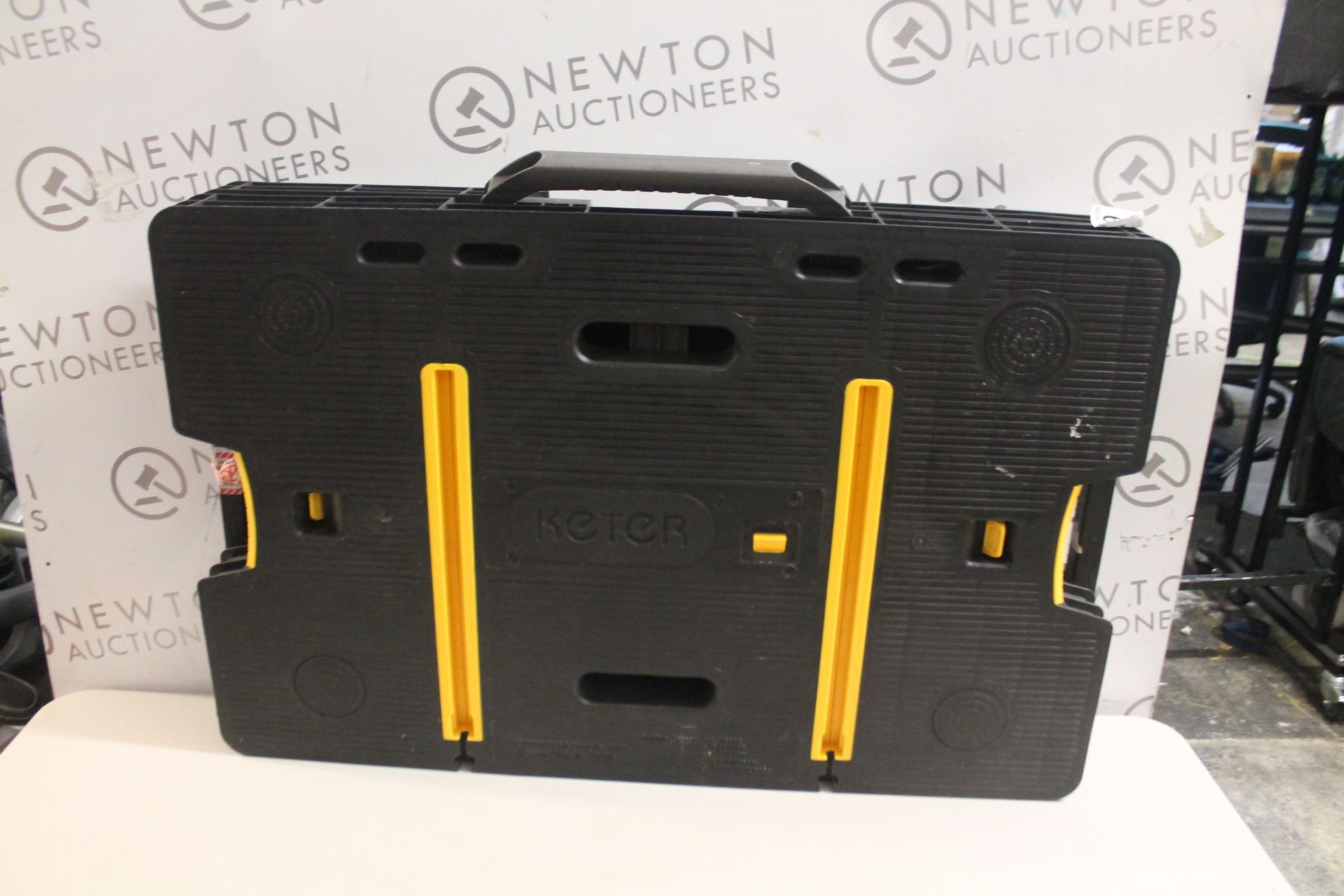 1 KETER FOLDING COMPACT WORK BENCH RRP Â£119.99 (MISSING ONE LEG)