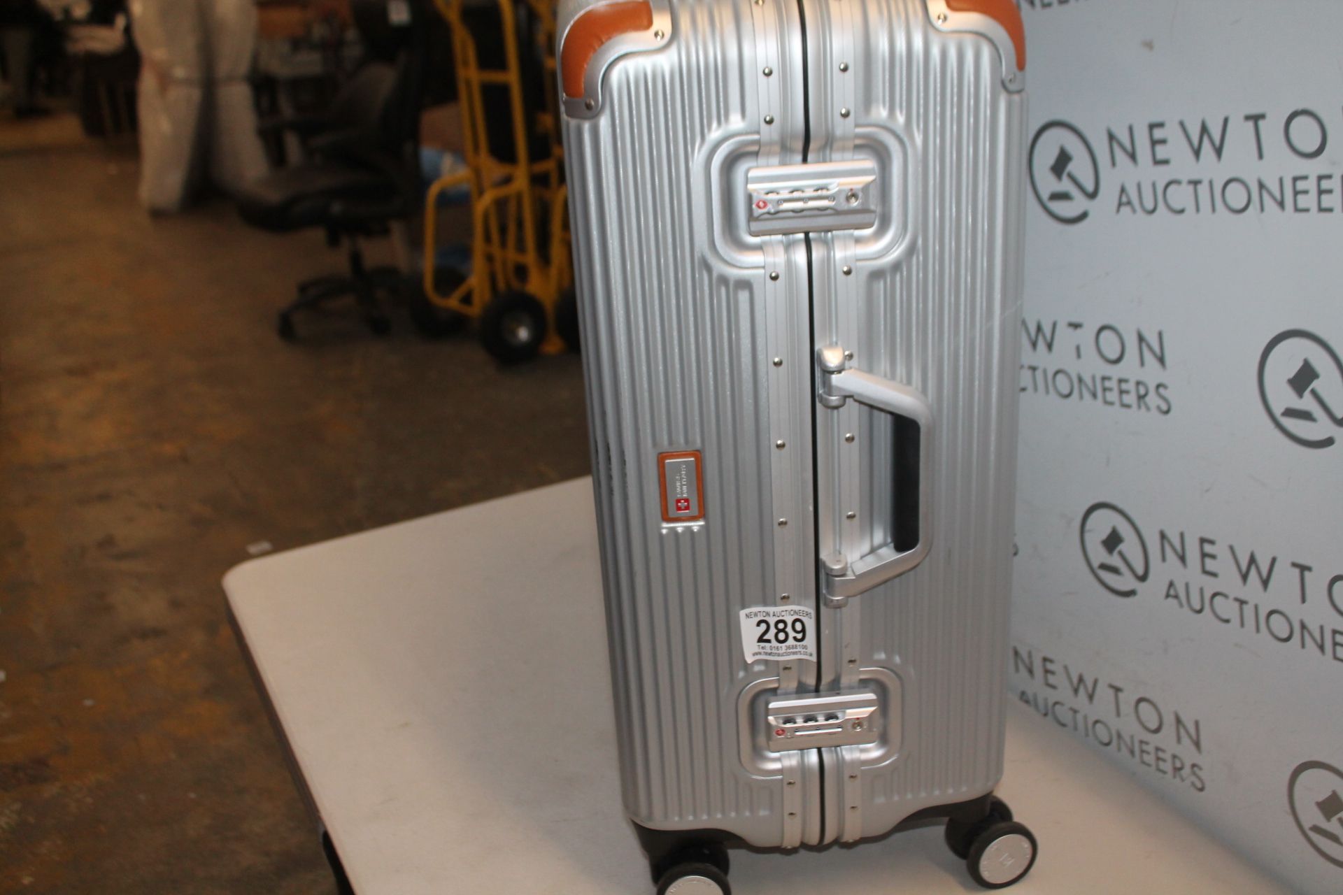 1 SWISS MILITARY 60CM MEDIUM HARDSIDE CASE RRP Â£99.99 (EXTENSION HANDLE BROKEN)