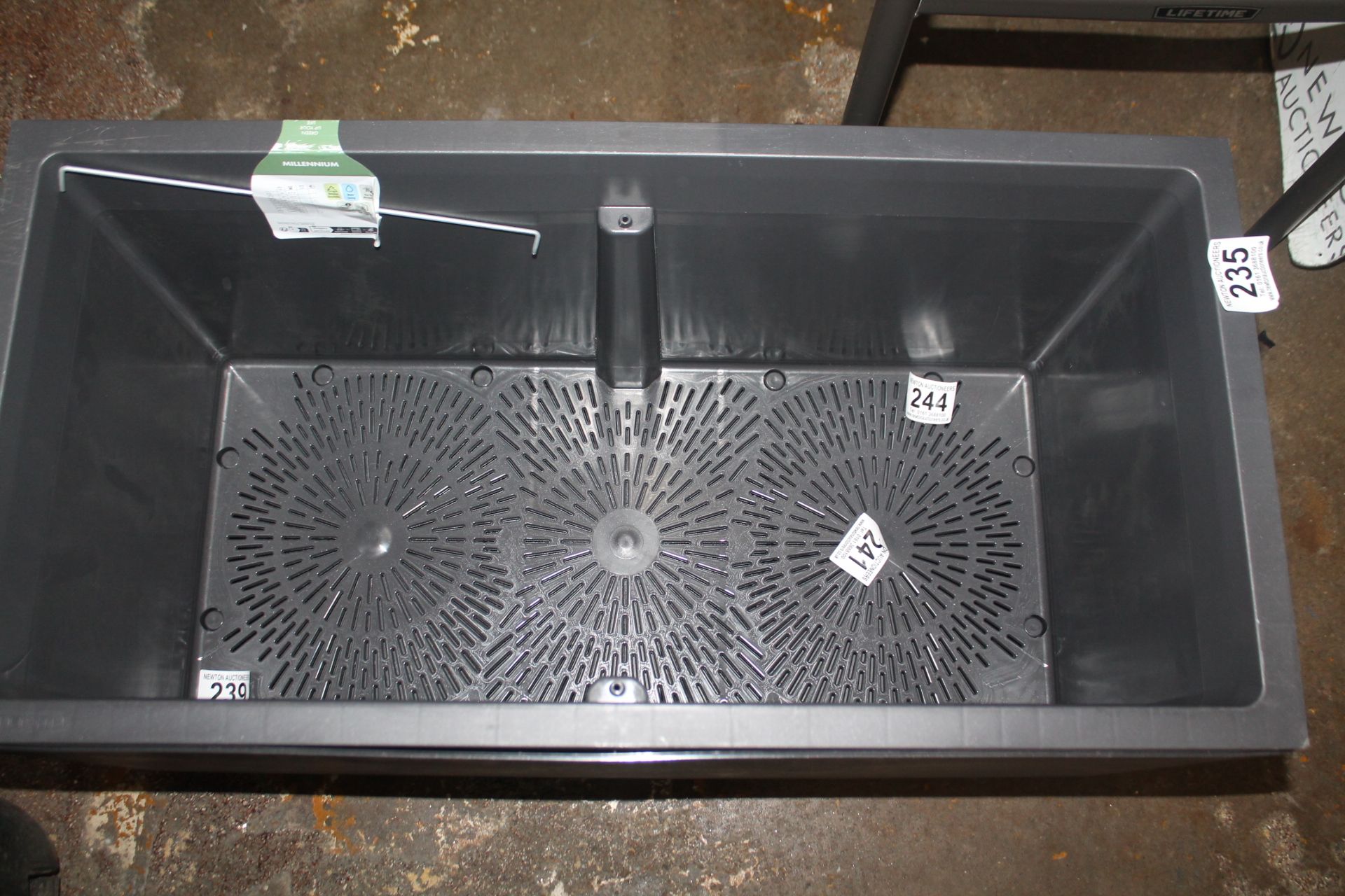 1 DEROMA MILLENIUM PLANTER RRP Â£29 (DAMAGED)