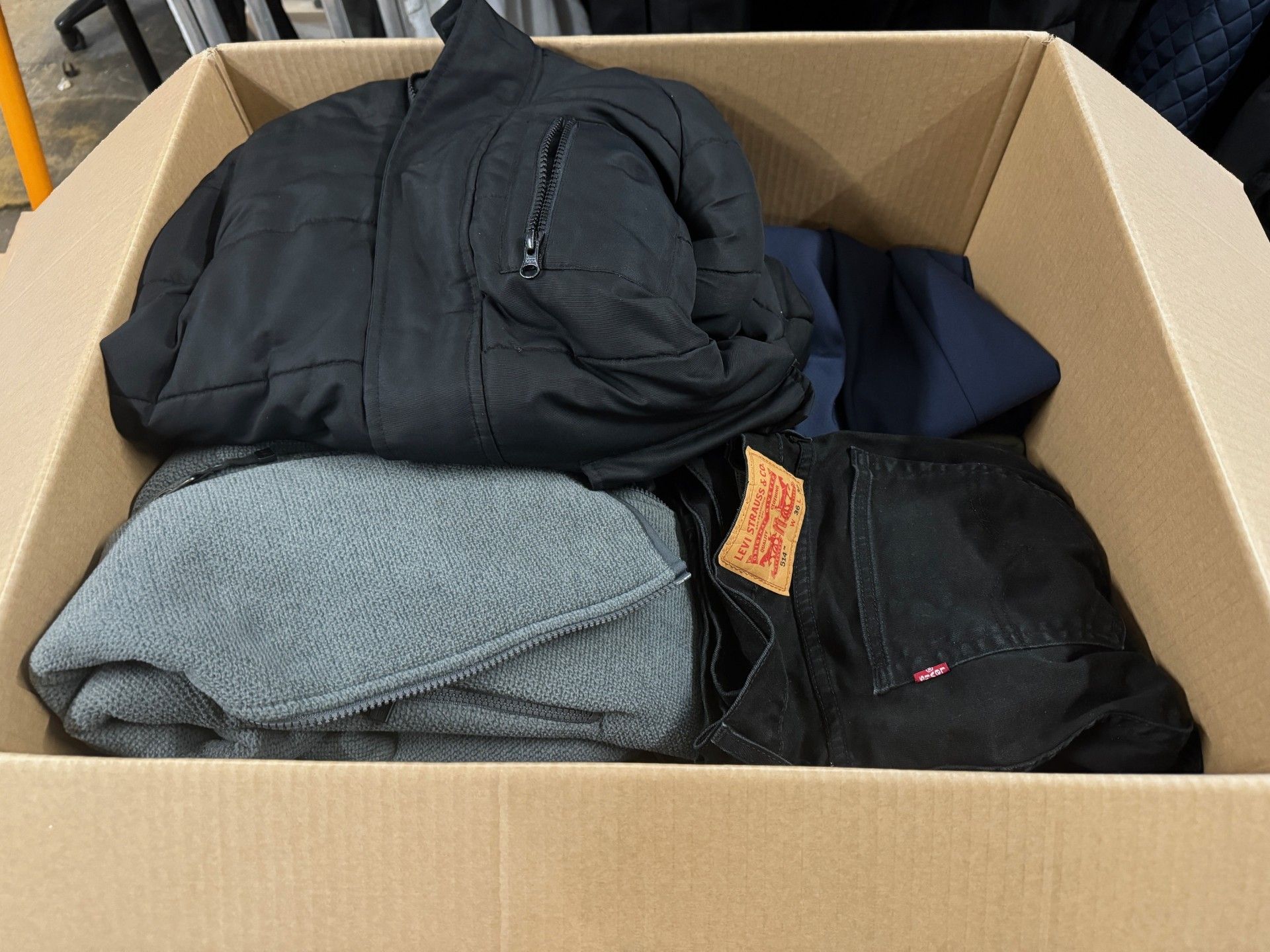 1 JOBLOT OF 5KG OF VARIOUS RANDOM BRANDED CLOTHES: JACKETS, JEANS, T-SHIRTS, JUMPERS ETC (RANDOM