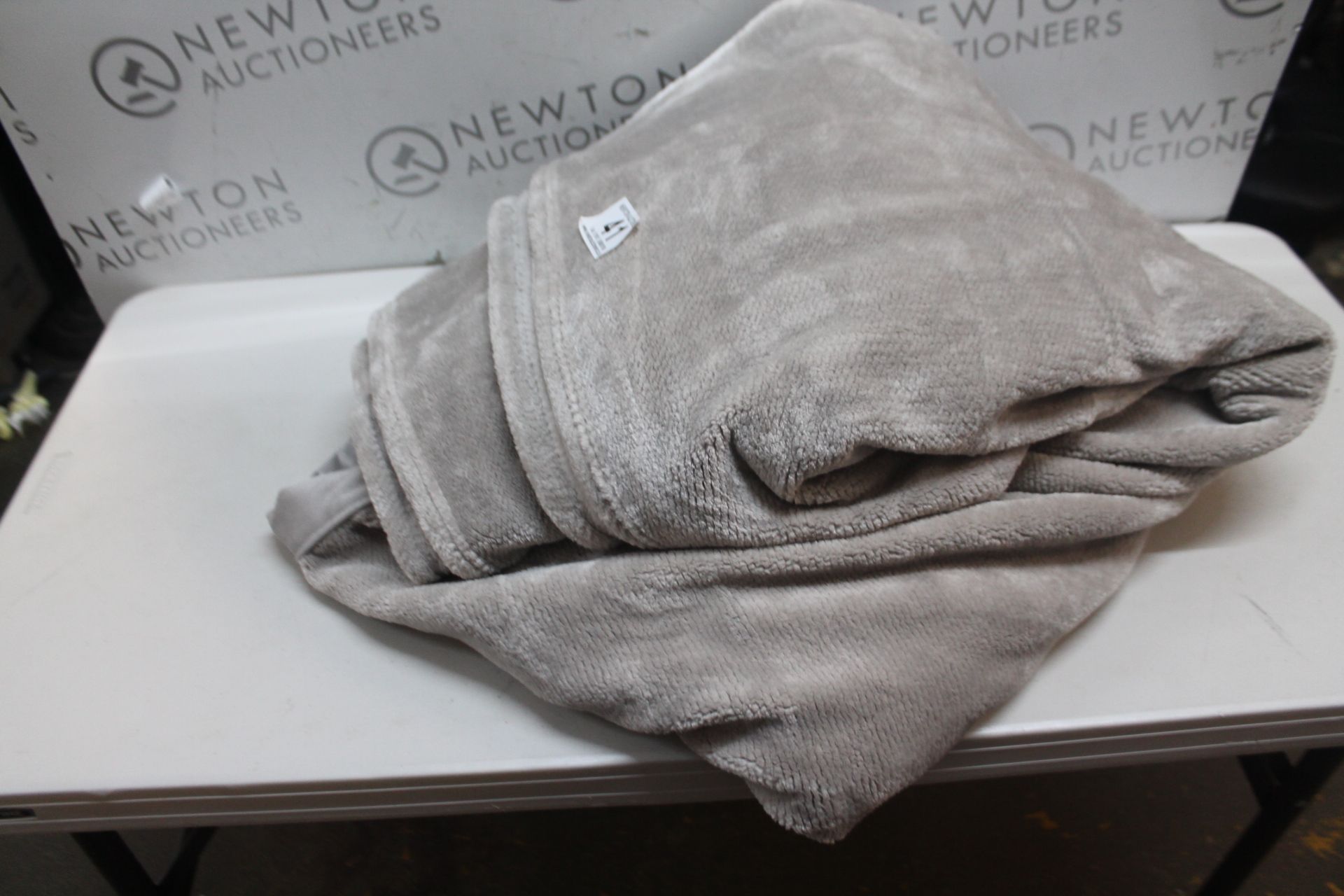 1 KIRKLAND SIGNATURE LARGE THROW RRP Â£19