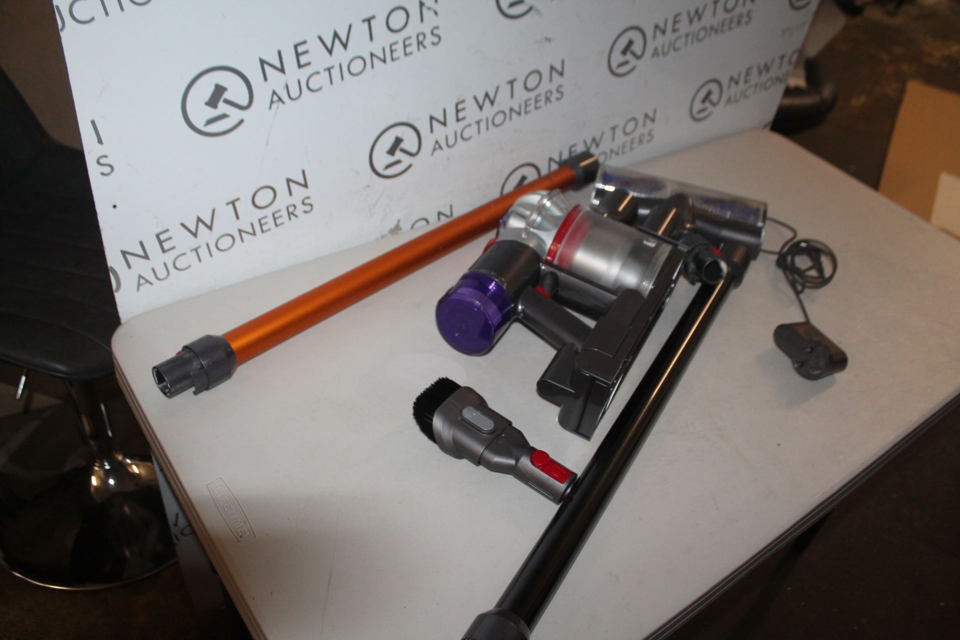 1 DYSON V8 ADVANCED CORDLESS VACCUM CLEANER RRP Â£199