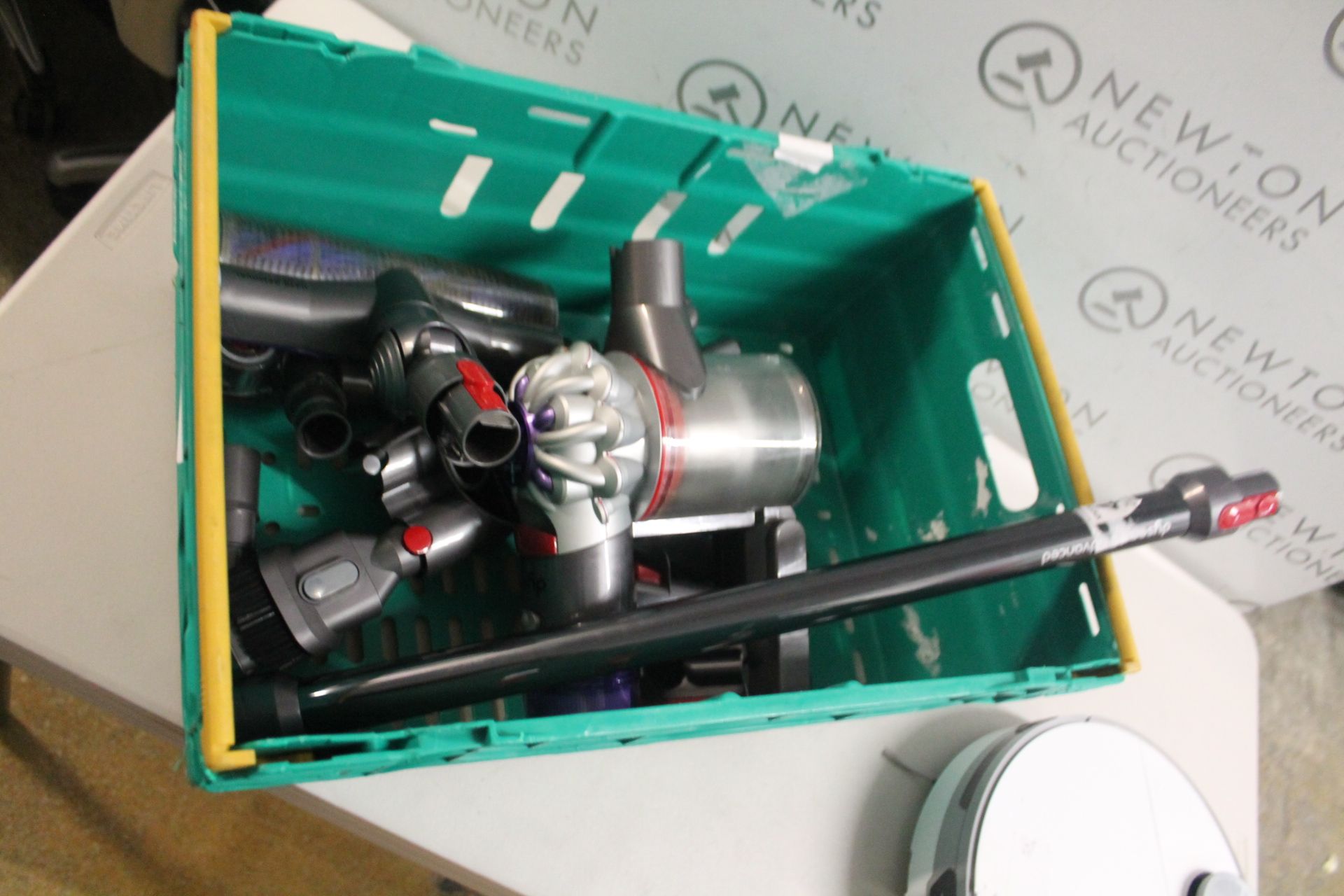 1 DYSON V8 ADVANCED STICK VACUUM CLEANER RRP Ã‚Â£319.99