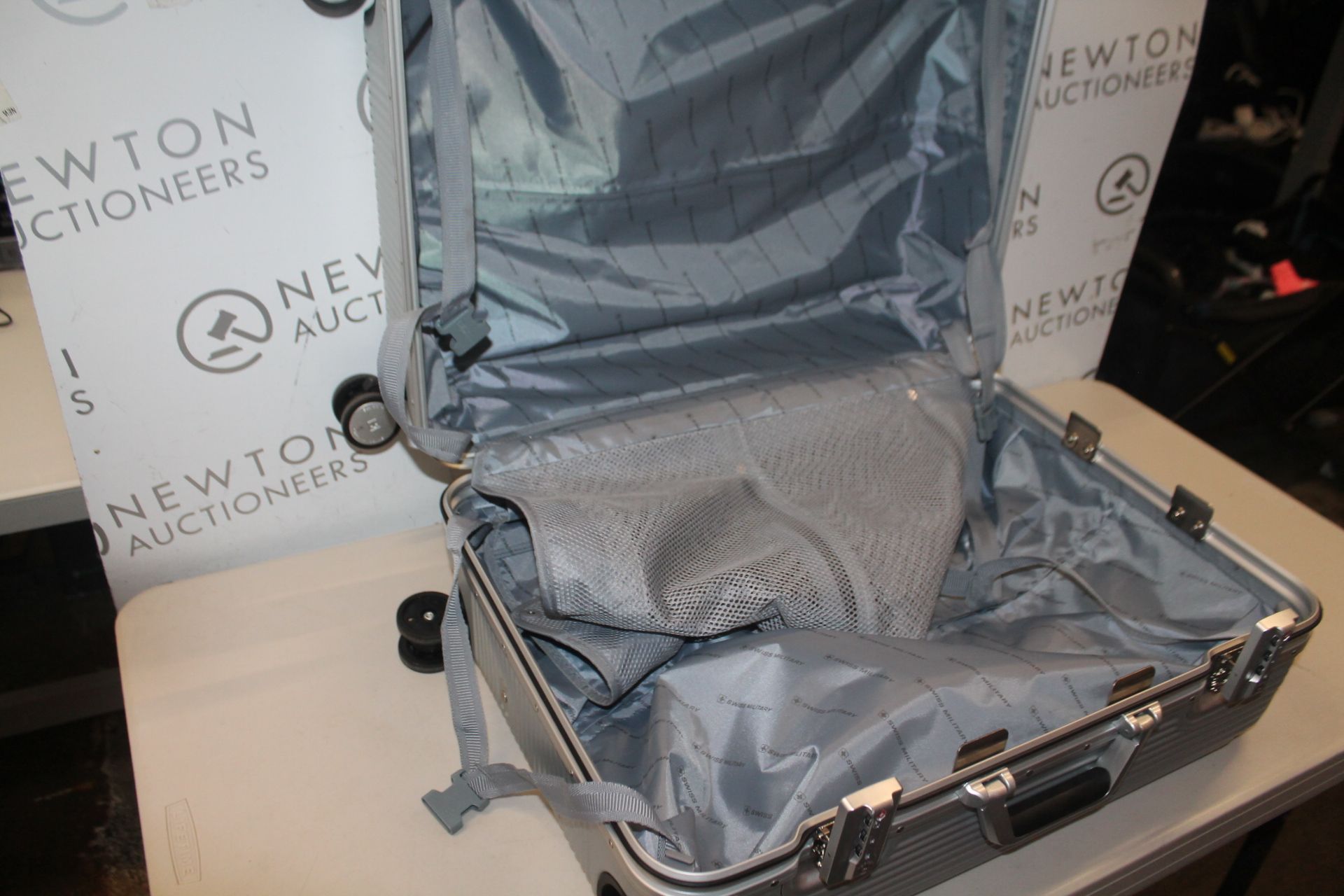 1 SWISS MILITARY MEDIUM HARDSIDE CASE RRP Â£99.99