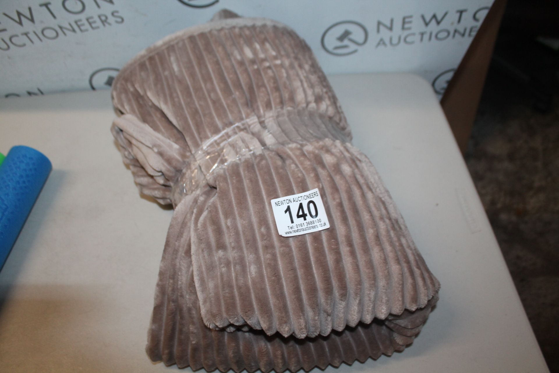 1 PLUSH SOFT THROW RRP Â£29.99