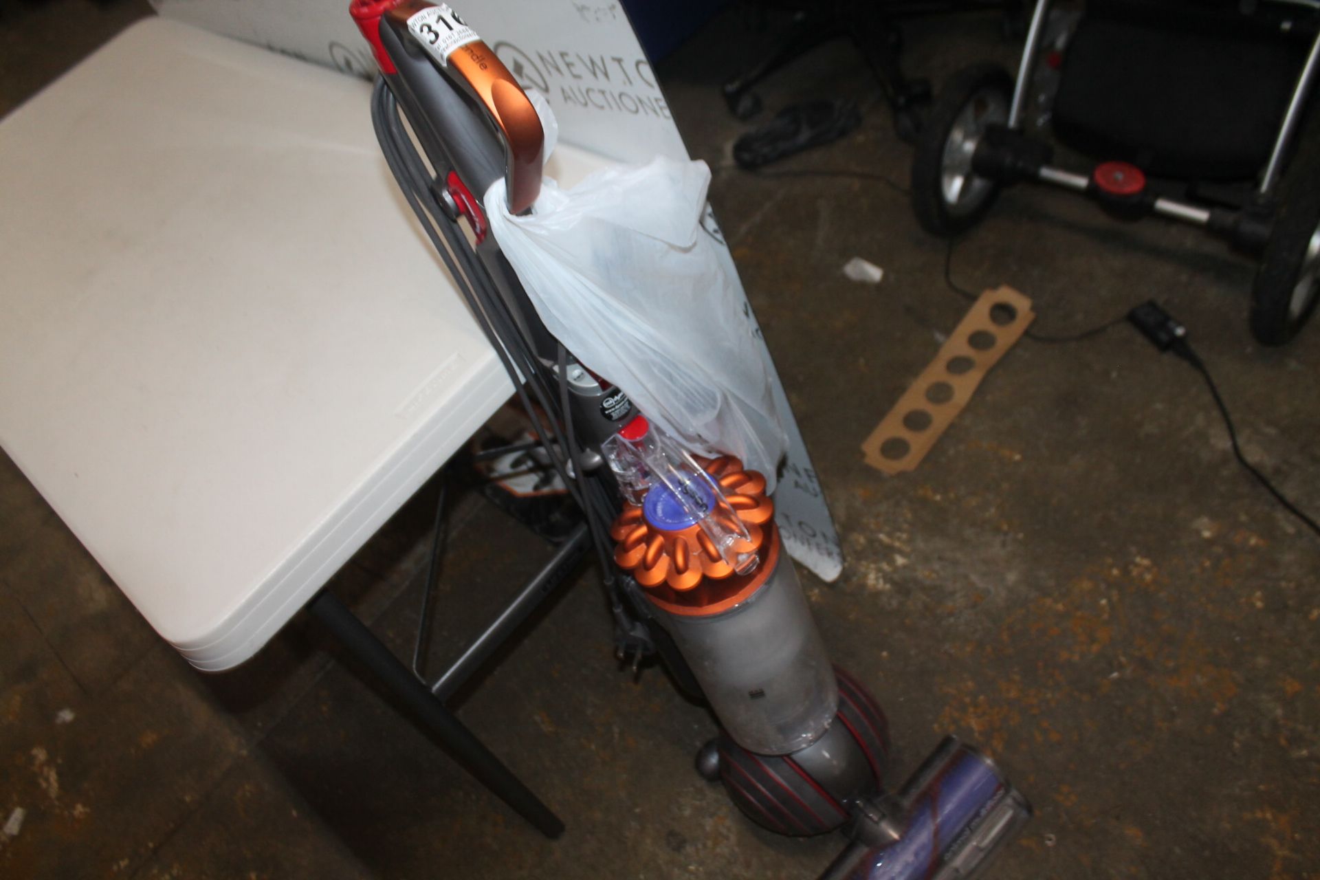 1 DYSON BALL ANIMAL UPRIGHT VACUUM CLEANER RRP Â£249