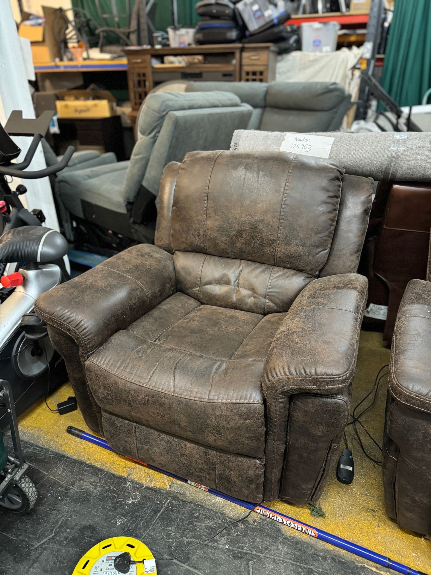 1 PULASKI PORTAGE MASSAGING POWER RECLINER RRP Â£249 (POWERS ON BUT NOT WORKING)