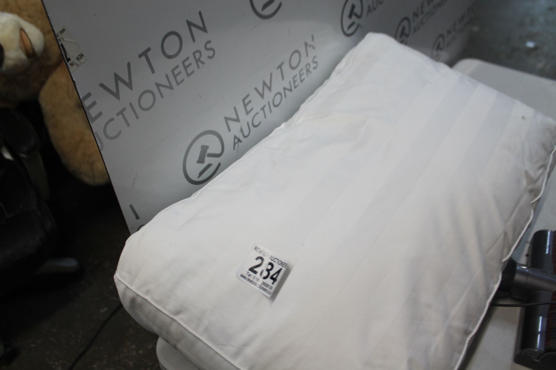 1 SNUGGLEDOWN LUXURY PILLOW RRP Â£19.99