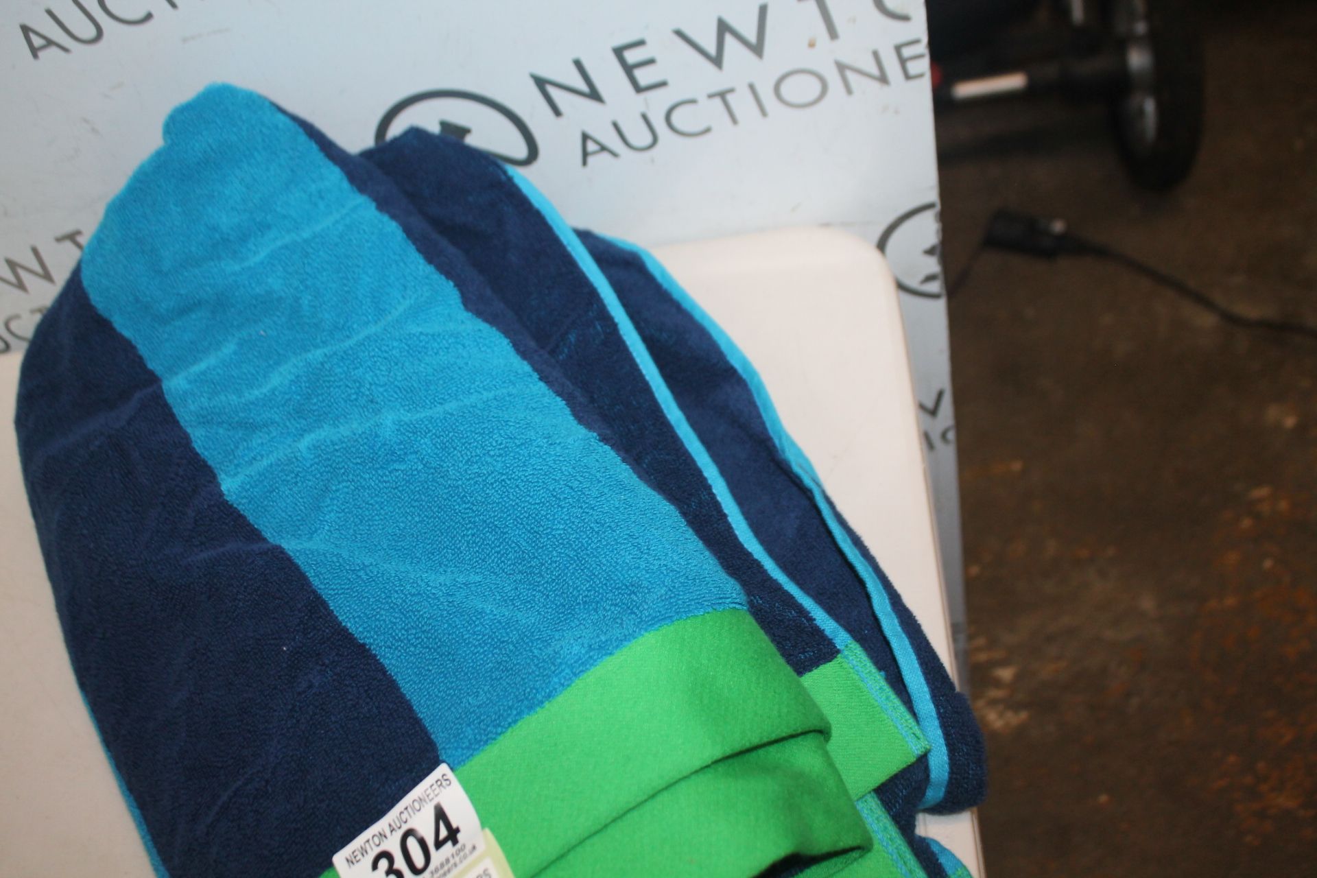 1 COLOUR YOUR HOME BEACH TOWEL RRP Â£19