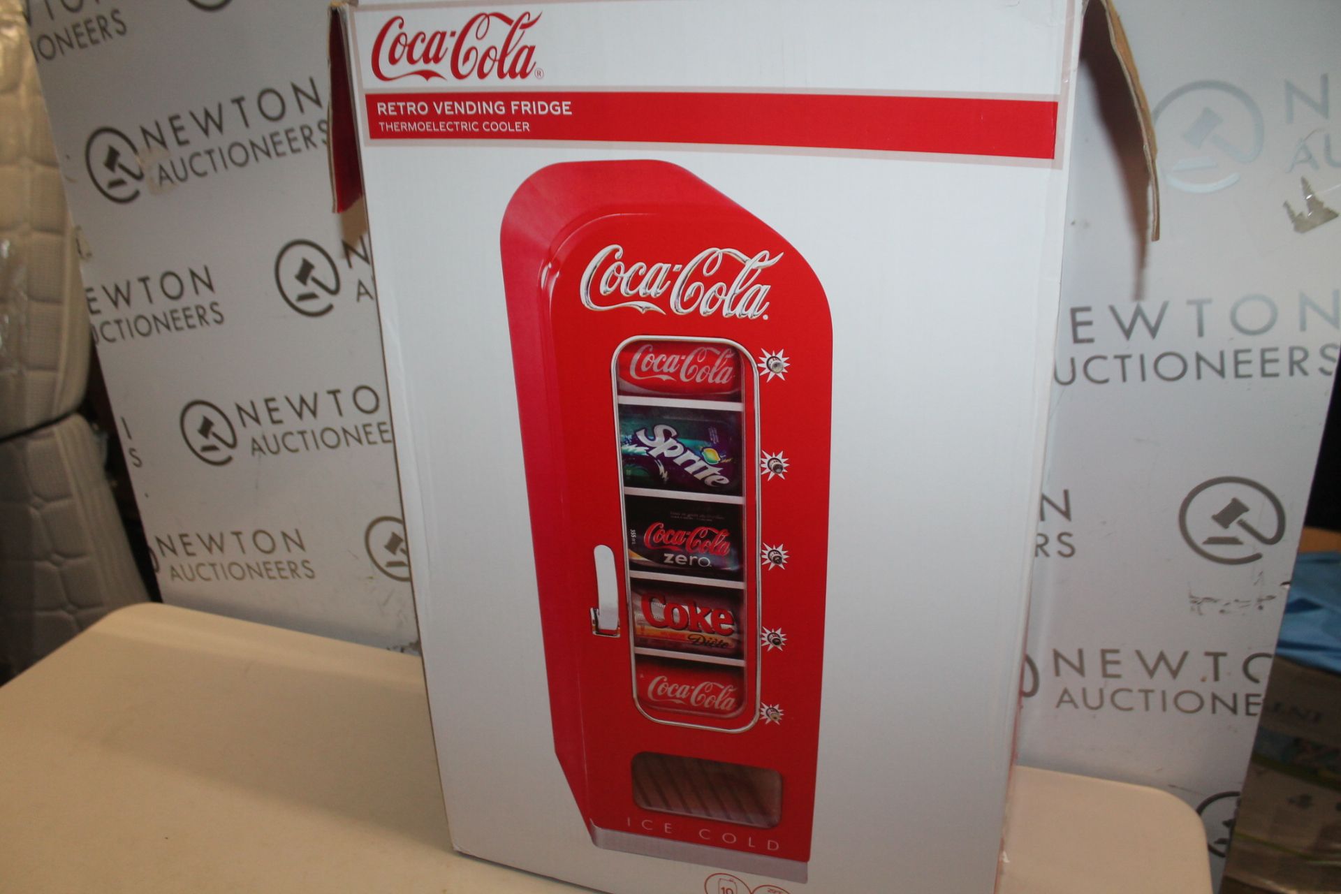 1 BOXED COCA COLA 5L MINI FRIDGE 10 CAN PORTABLE VENDING MACHINE IN RED RRP Â£139.99