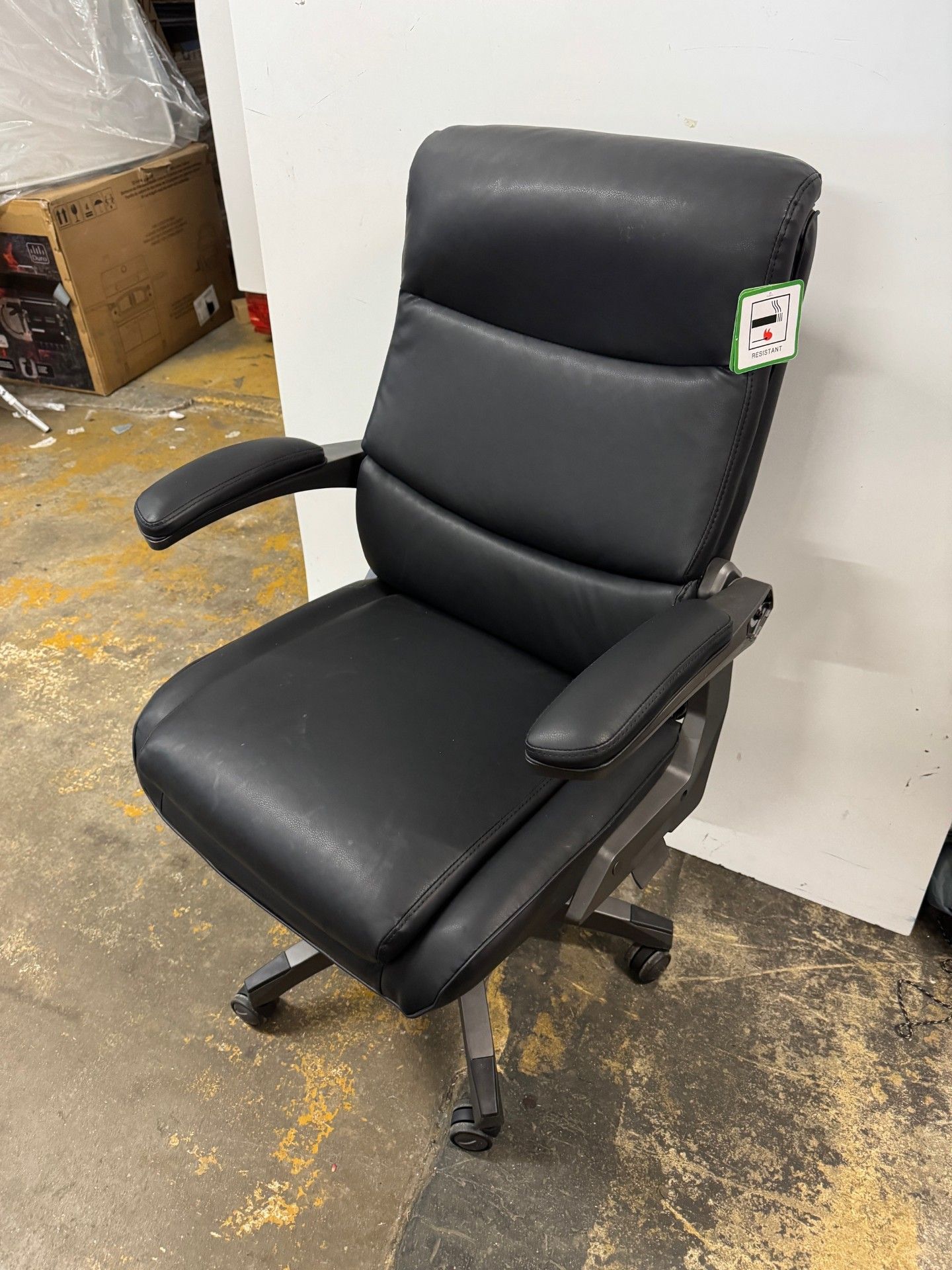 1 LA-Z-BOY MANAGER'S OFFICE CHAIR WITH FLIP UP ARMS RRP Â£159 (WORKINGING, EXCELLENT CONDITION)