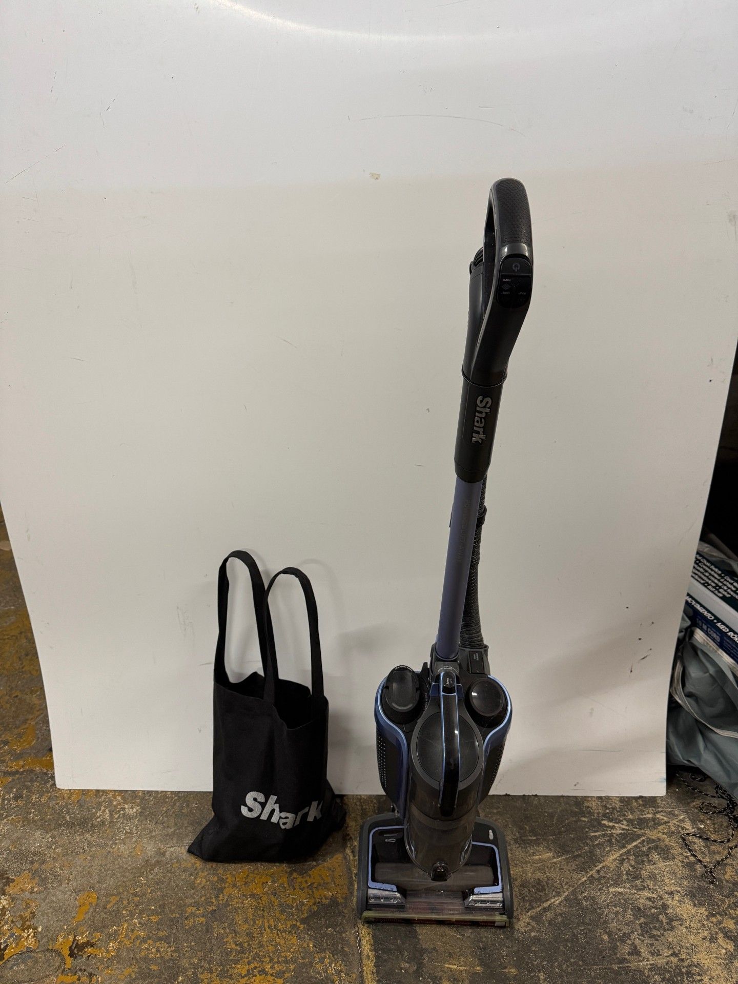 1 SHARK CLASSIC ANTI HAIR WRAP CORDLESS UPRIGHT VACUUM ICZ160UK RRP Â£399