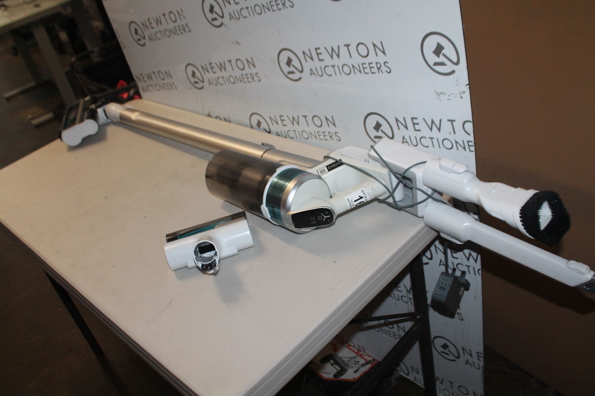 1 SAMSUNG JET 70 PET CORDLESS VACUUM CLEANER WITH BATTERY AND CHARGER RRP Â£399