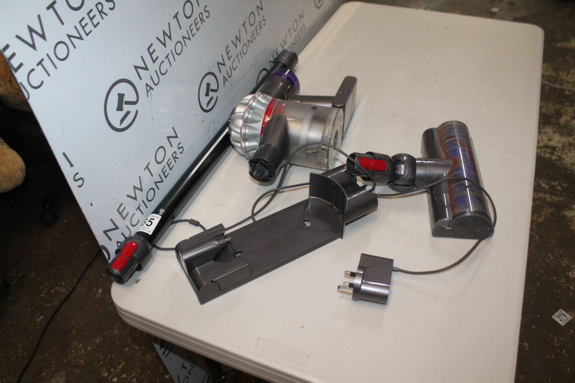 1 DYSON V8 ABSOLUTE CORDLESS VACUUM WITH CHARGER RRP Â£299