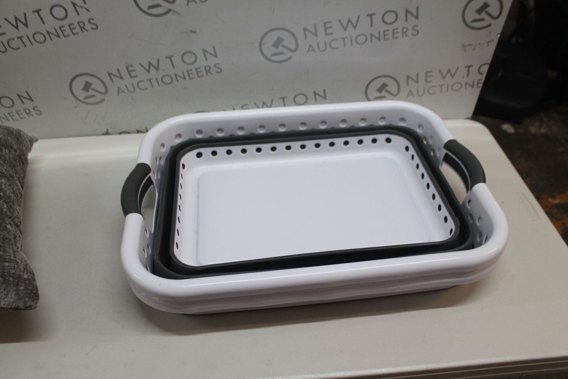 1 POP AND LOAD COLLAPSIBLE LAUNDRY BASKET RRP Â£15.99