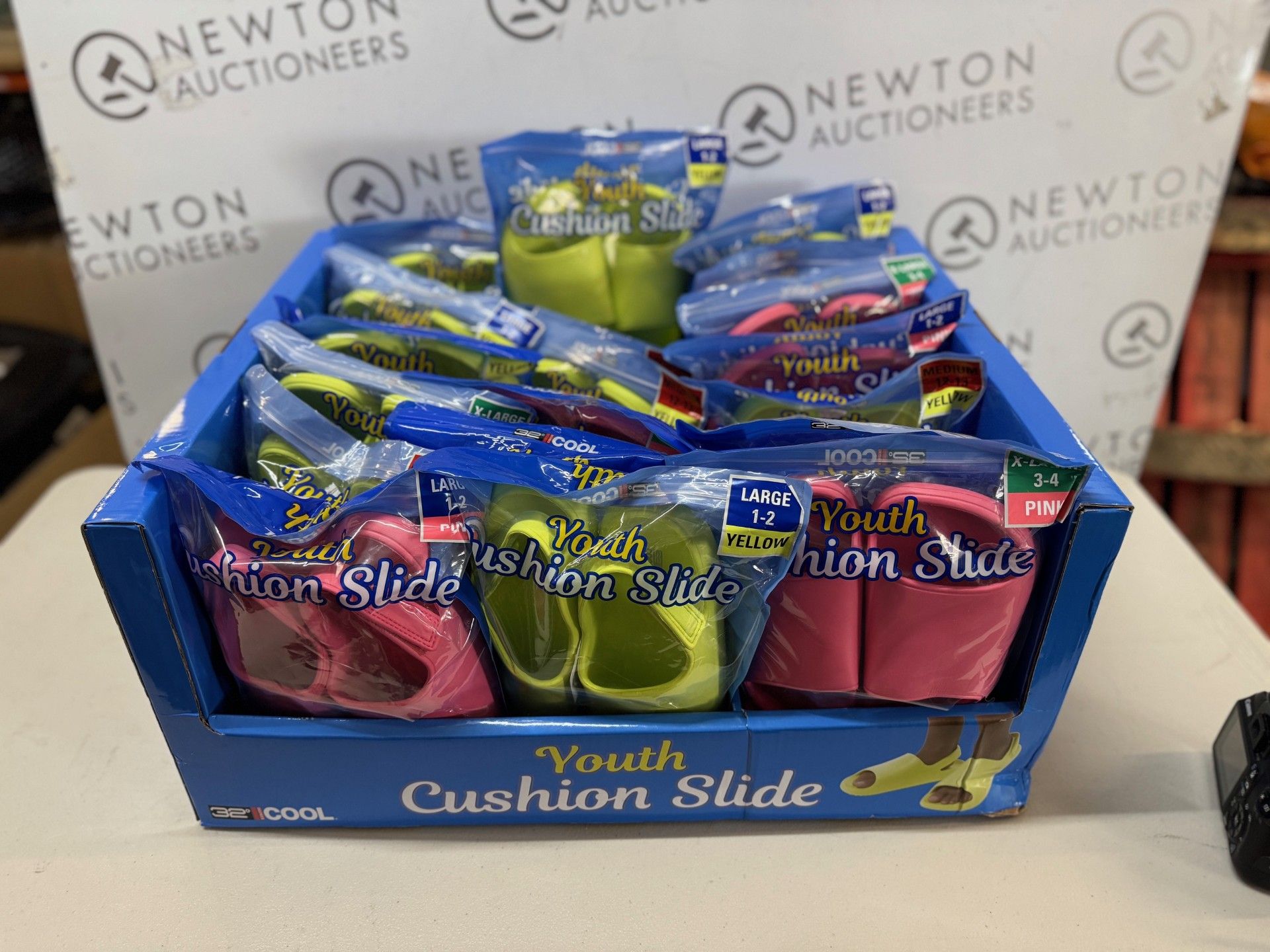 1 JOBLOT OF 20 X BRAND NEW PACKED 32 DEGREES KIDS CUSHION SLIDES RRP Â£249