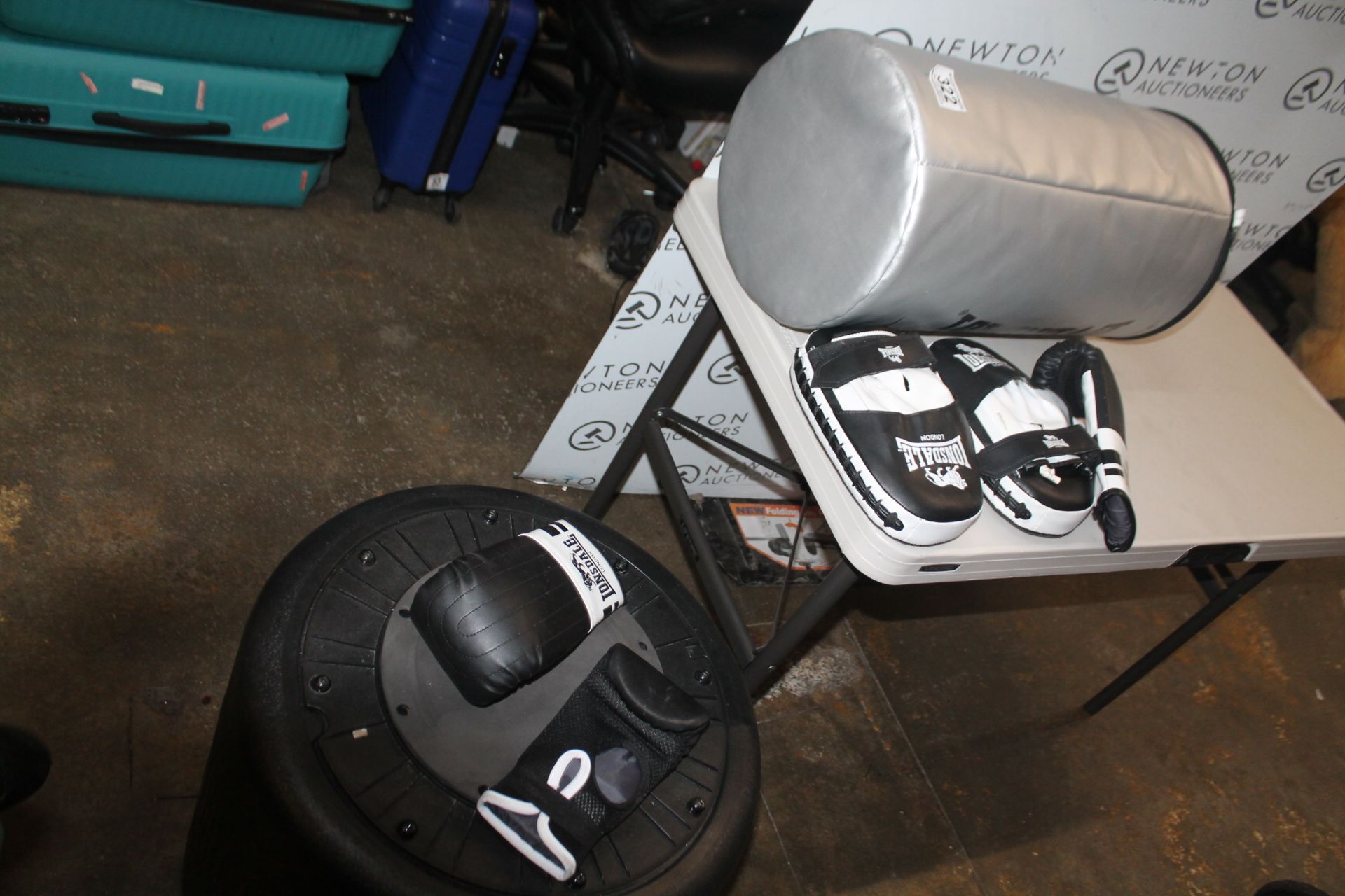 1 EVERLAST POWERCORE FREE STANDING PUNCH BAG KIT RRP Â£119.99