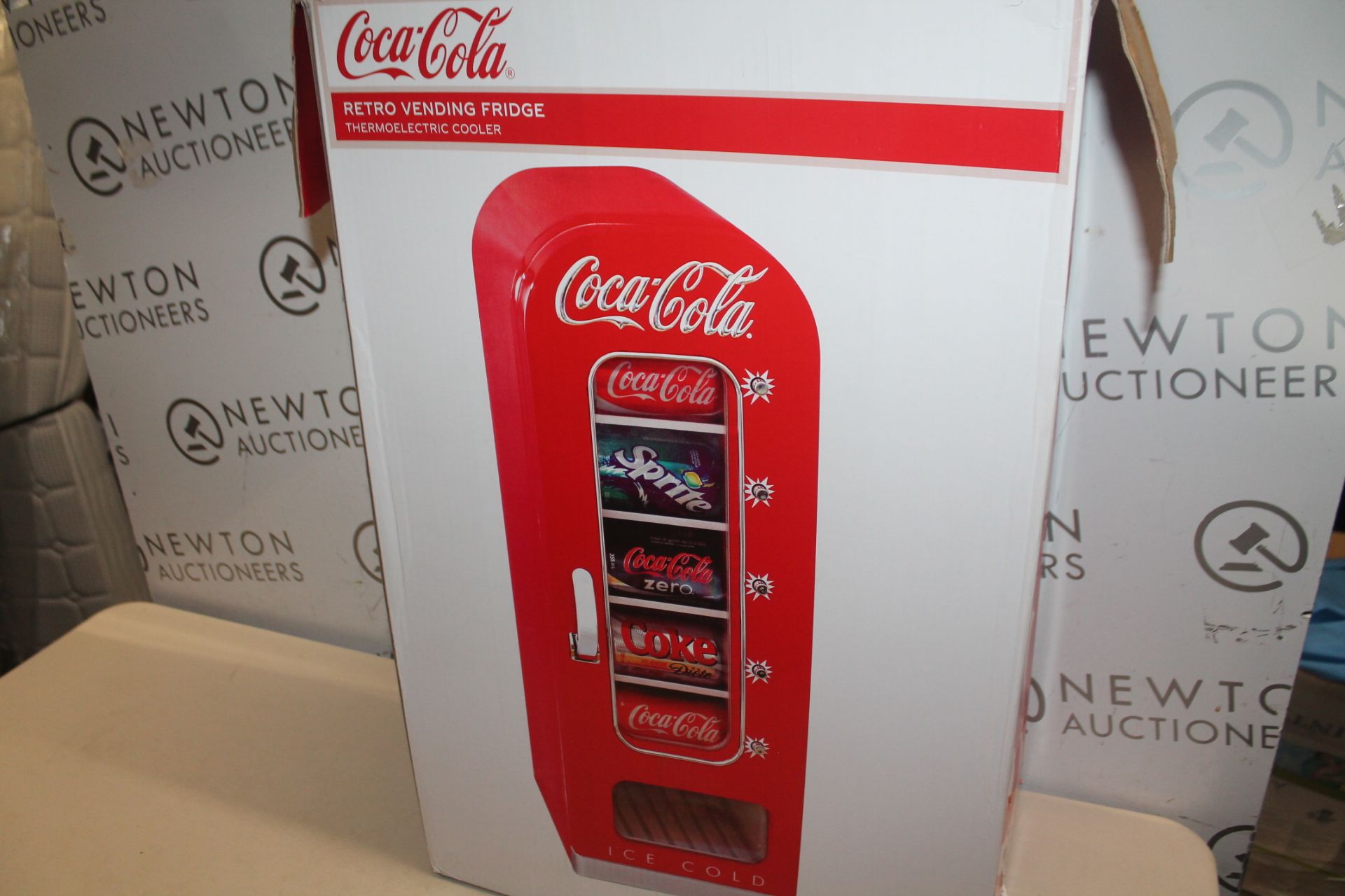1 BOXED COCA COLA 5L MINI FRIDGE 10 CAN PORTABLE VENDING MACHINE IN RED RRP Â£139.99