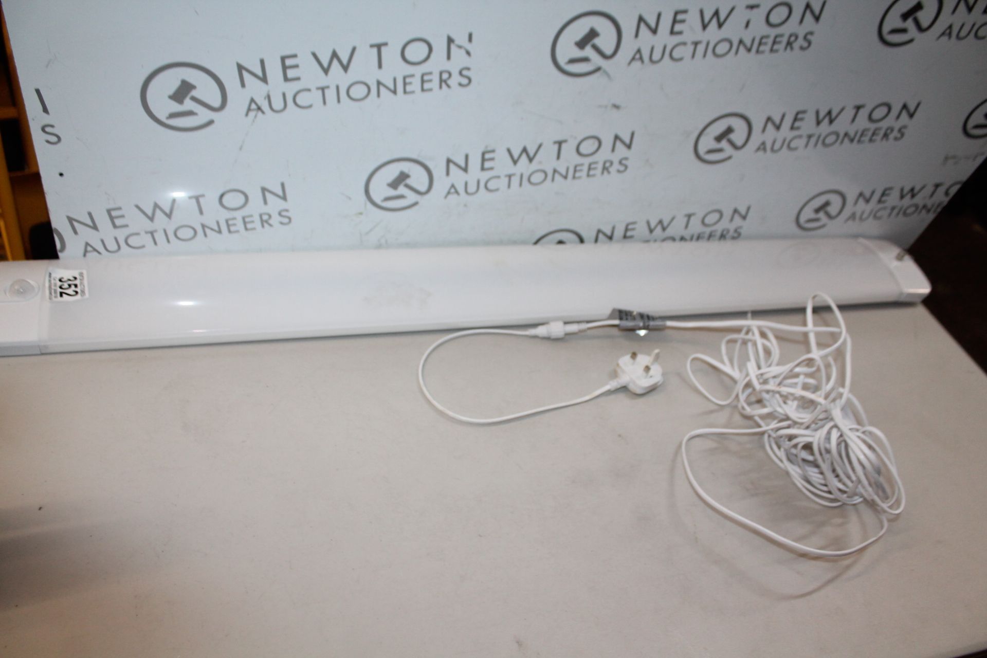 1 FEIT ELECTRIC 1.2M LED UTILITY LIGHT RRP Â£60