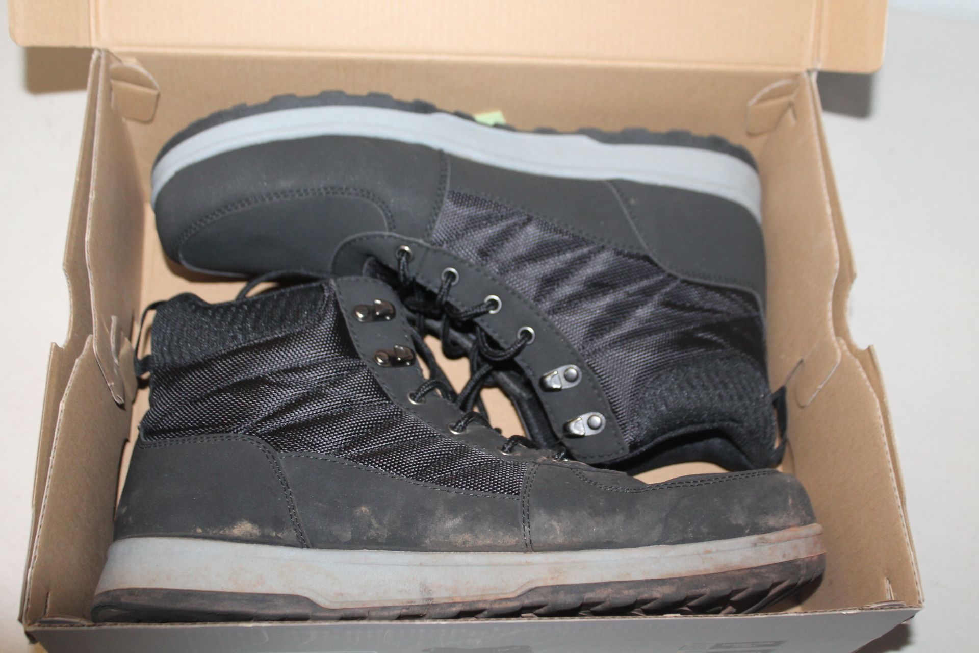 1 BOXED KHOMBU MENS SNEAKER BOOK UK SIZE 11 RRP Â£39.99