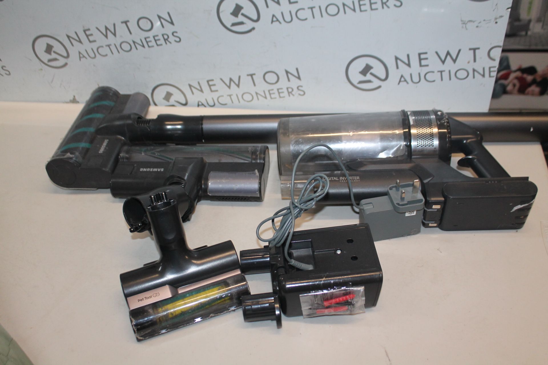 1 SAMSUNG JET 75E COMPLETE VACUUM CLEANER, VS20B75ACR5 RRP Â£299 (TESTED: WORKING, 1 OF THE HEADS