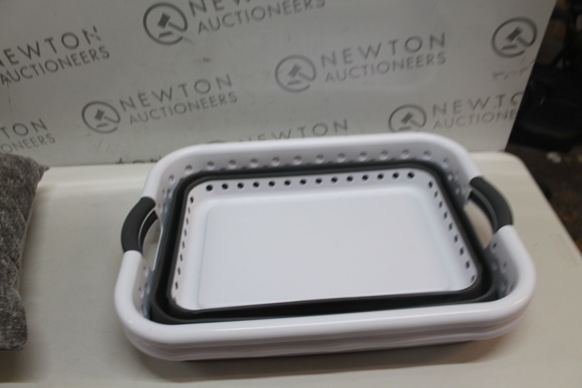 1 POP AND LOAD COLLAPSIBLE LAUNDRY BASKET RRP Â£15.99