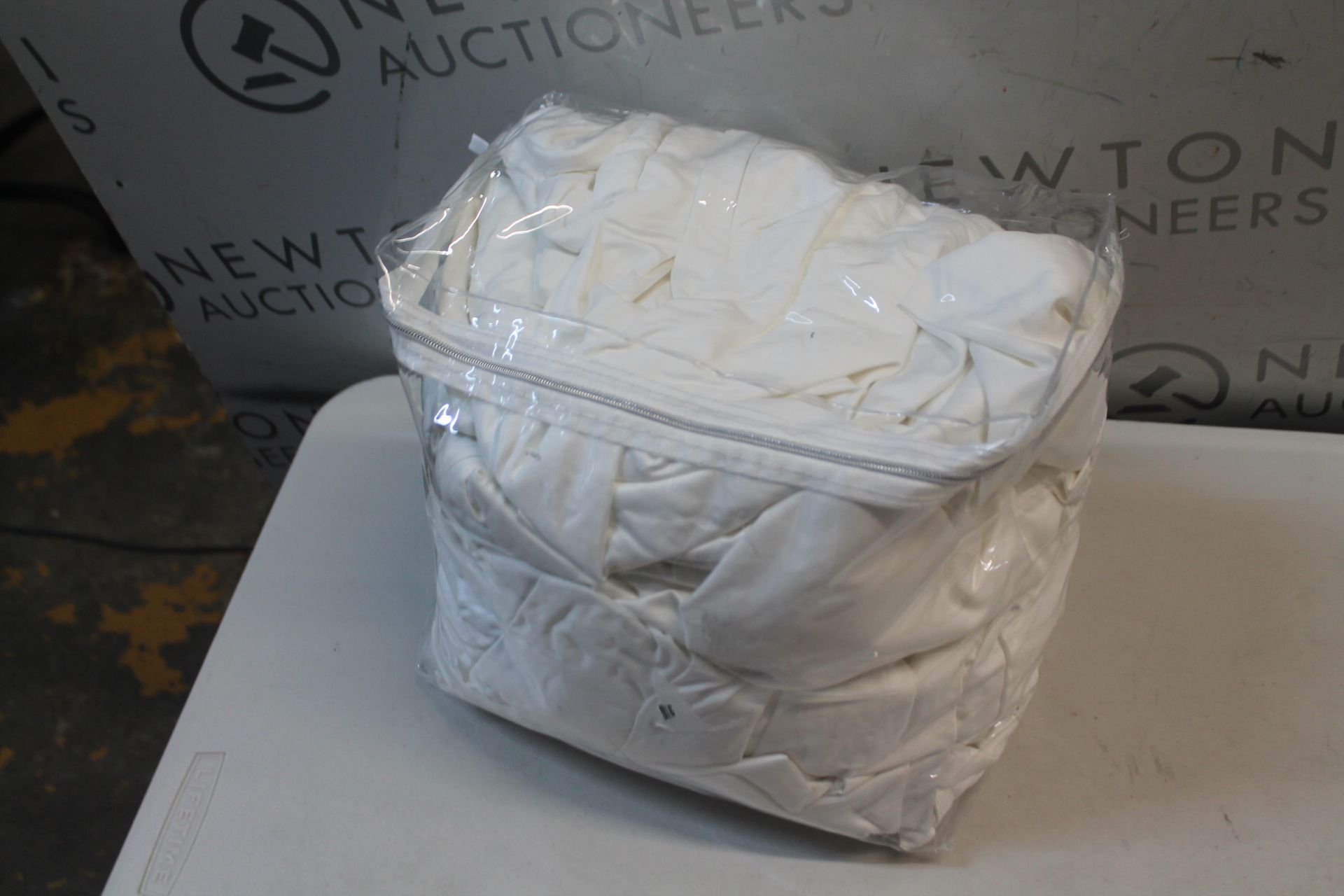 1 BAGGED KIRKLAND SIGNATURE DUVET SET, KING RRP Â£89