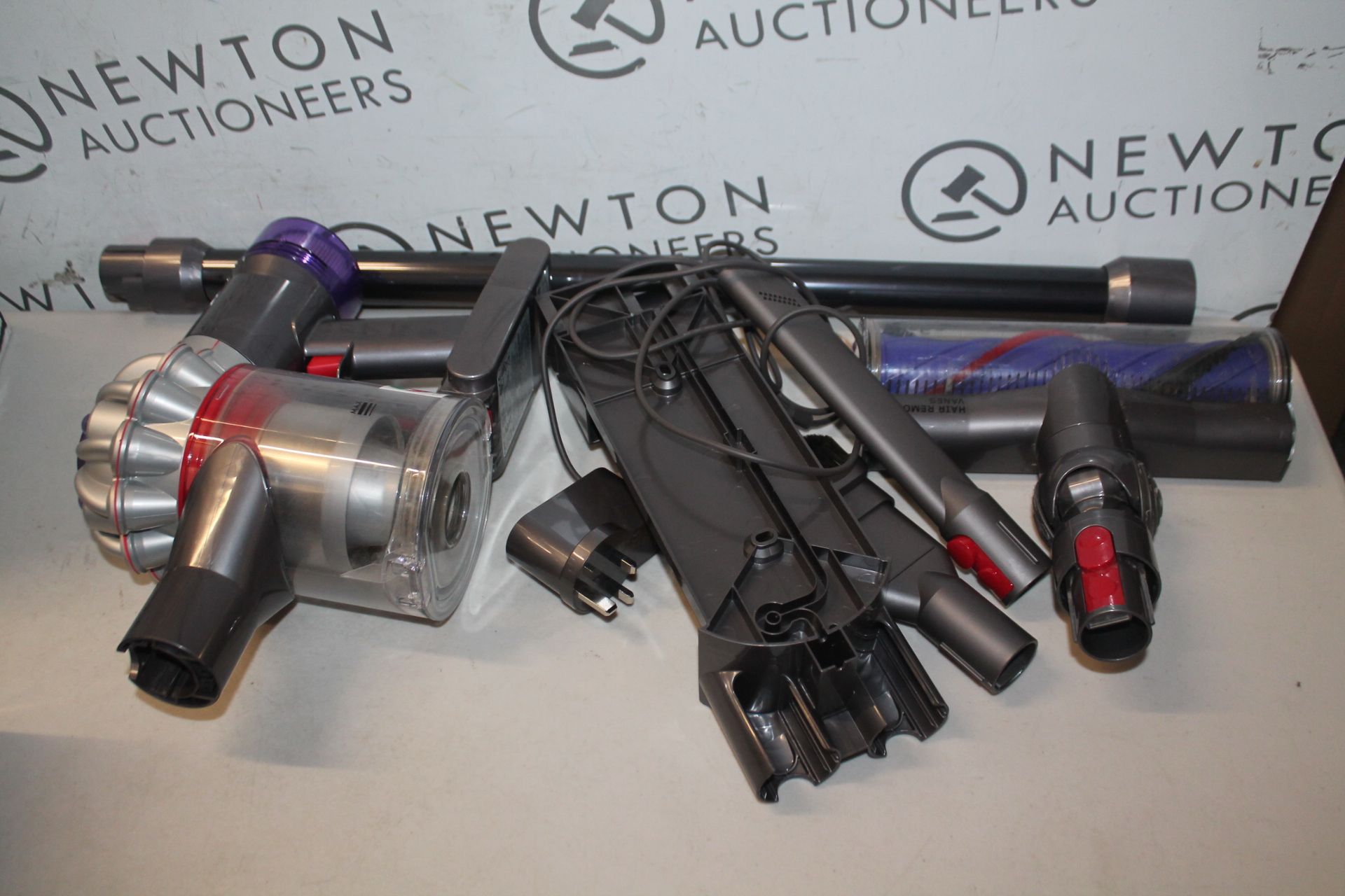 1 DYSON V8 ABSOLUTE CORDLESS VACUUM WITH CHARGER RRP Â£299