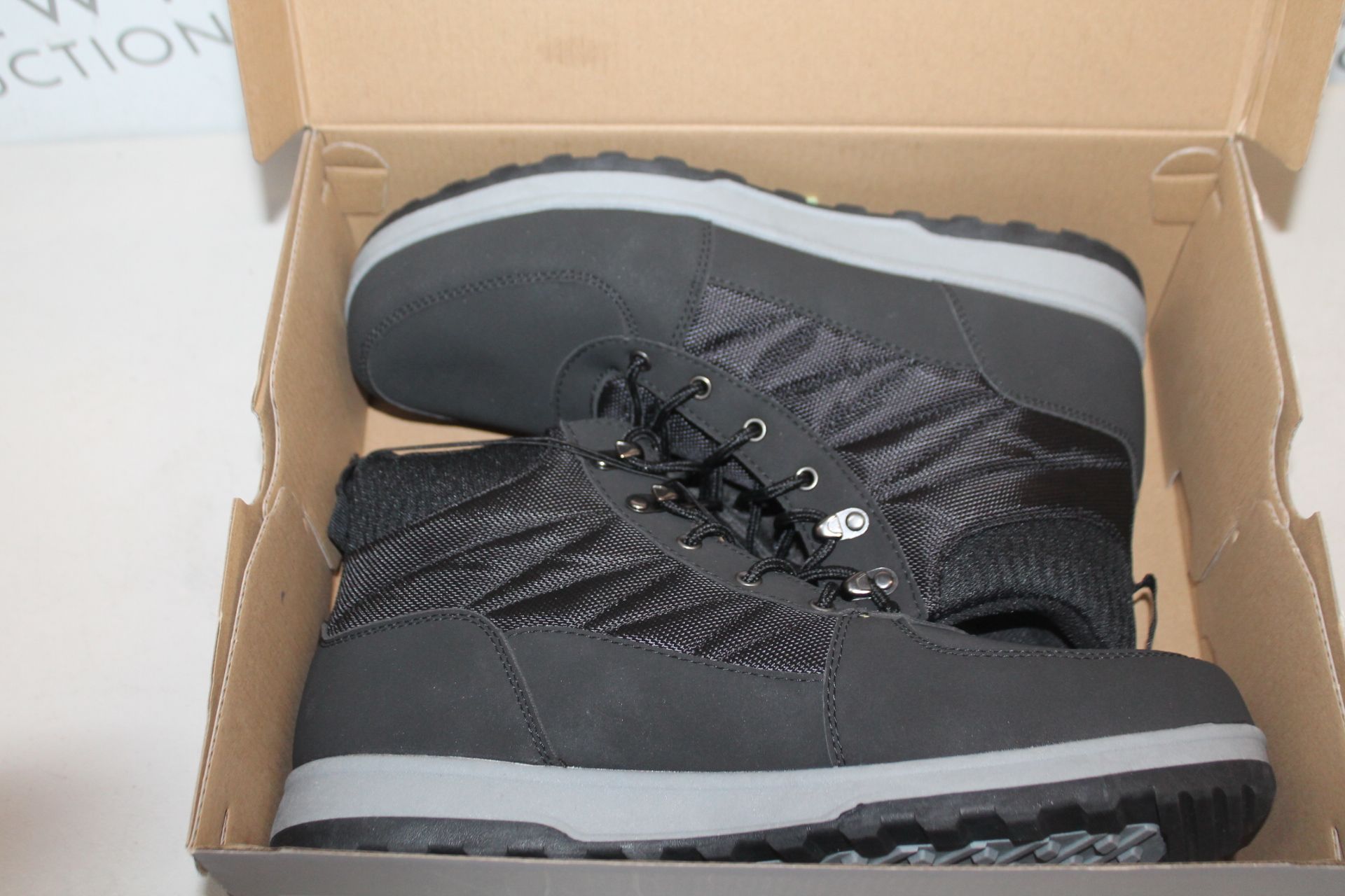 1 BOXED KHOMBU MENS SNEAKBOOTS BLACK RRP Â£49.99 (ONE BOOT SIZE 11 ONE 12)