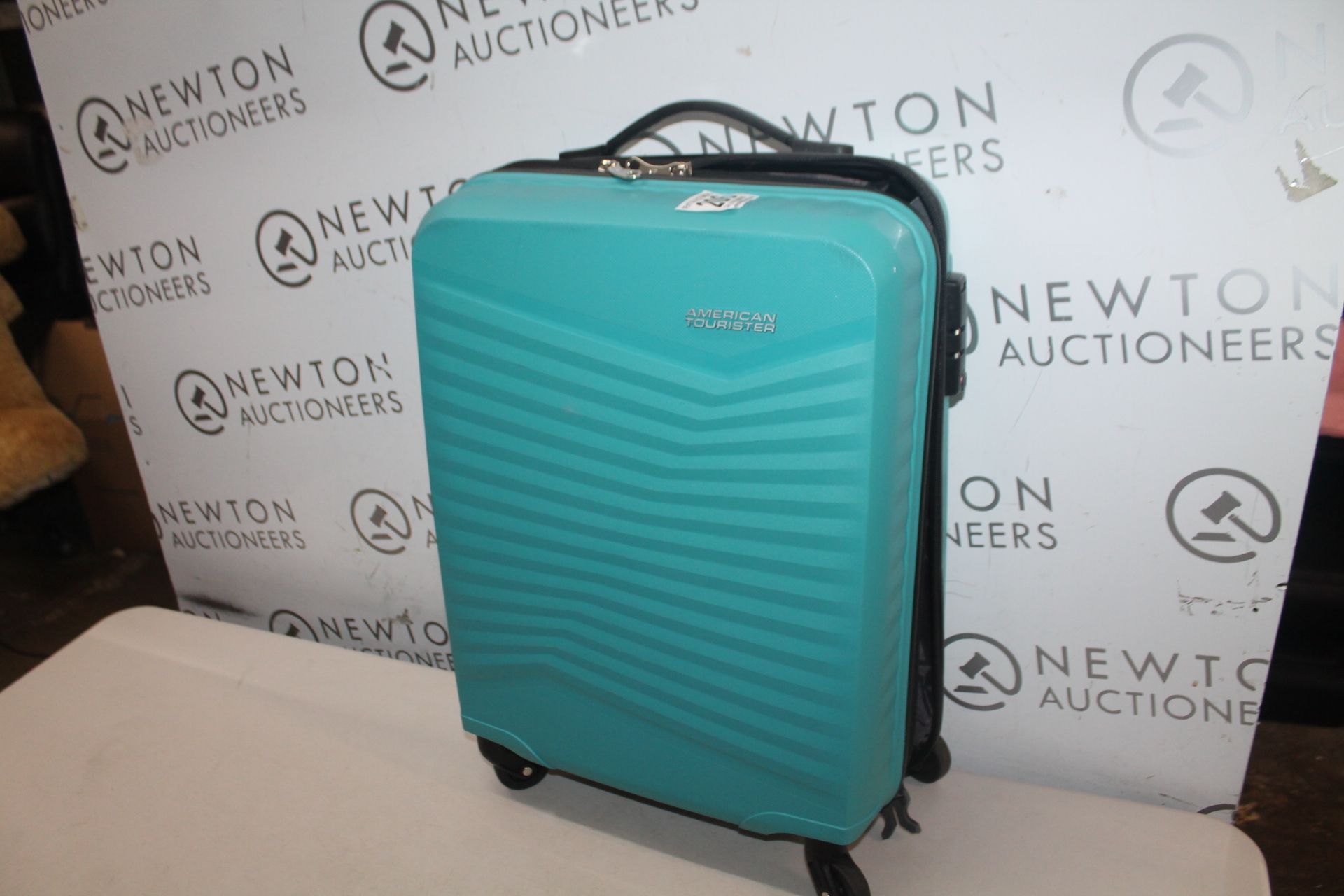 1 AMERICAN TOURISTER CARRY ON LUGGAGE RRP Â£49 (ZIP BROKEN)