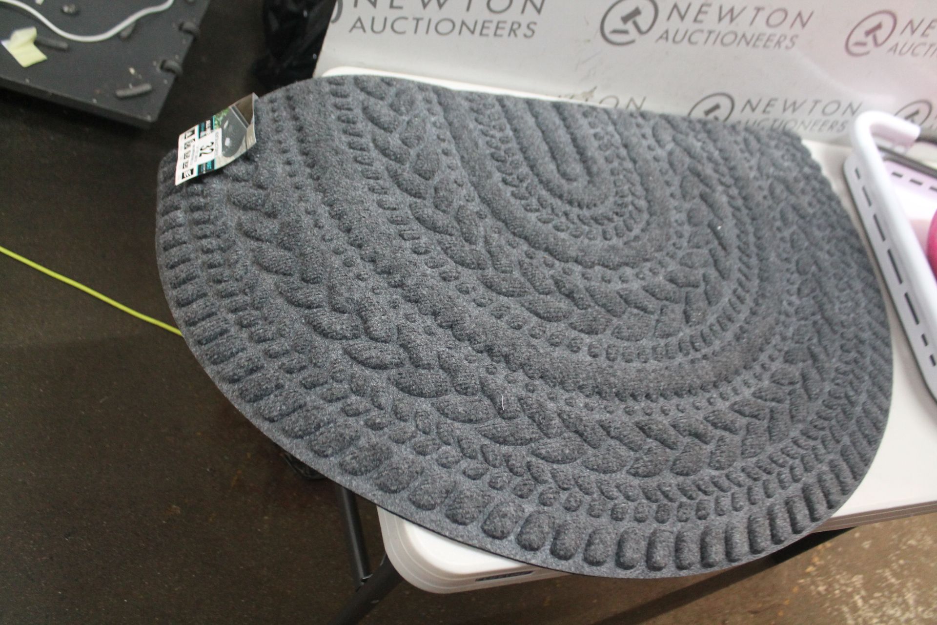 1 APACHE MILLS ALL SEASONS HALF ROUND ENTRY MAT RRP Â£24.99