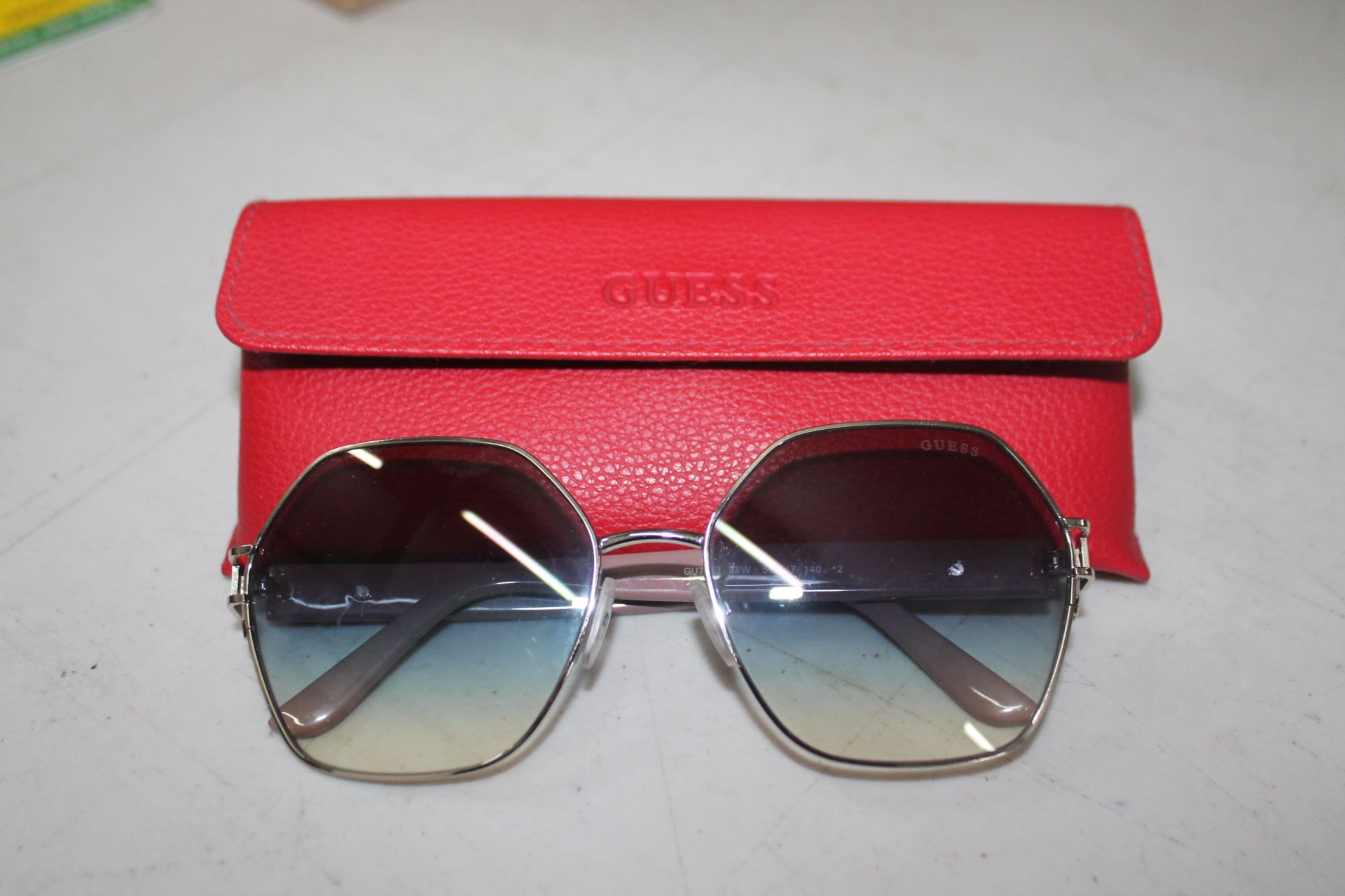 1 PAIR OF GUESS SUNGLASSESS FRAME WITH CASE RRP Â£129.99