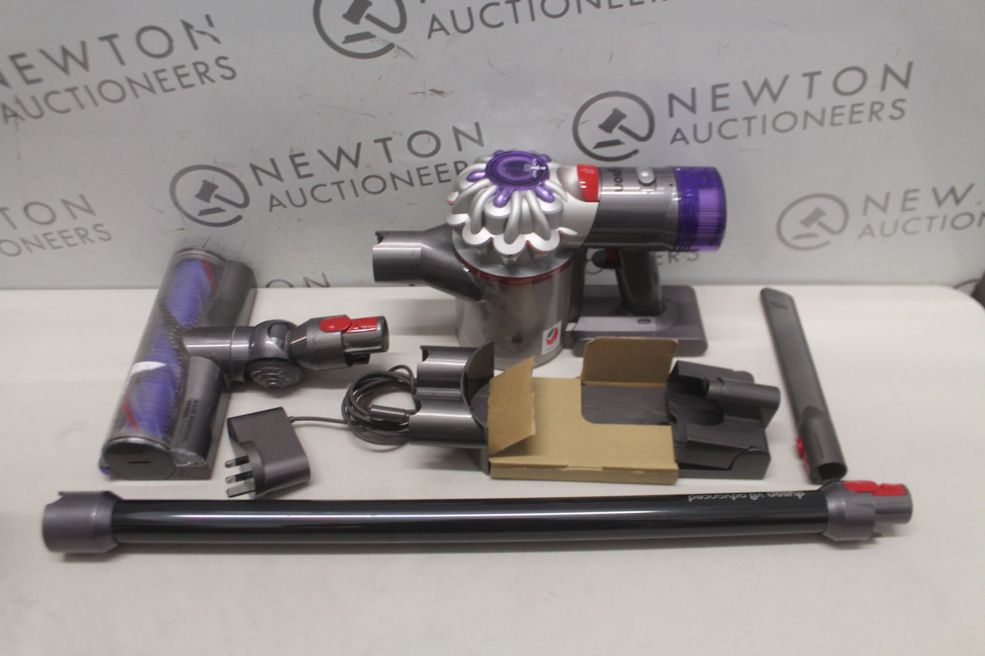 1 DYSON V8 ADVANCED STICK VACUUM CLEANER RRP Ã‚Â£319.99