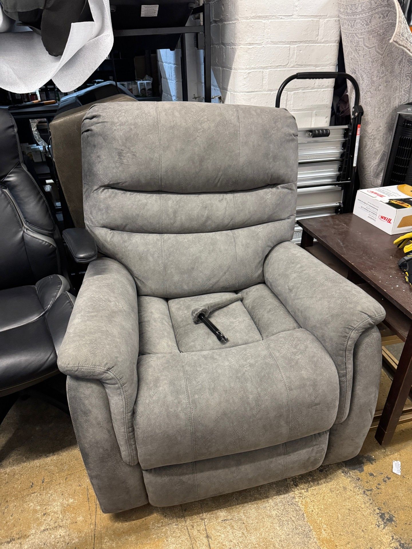 1 THOMASVILL FELIX MANUAL FABRIC RECLINER RRP Â£199 (HANDLE BROKEN)