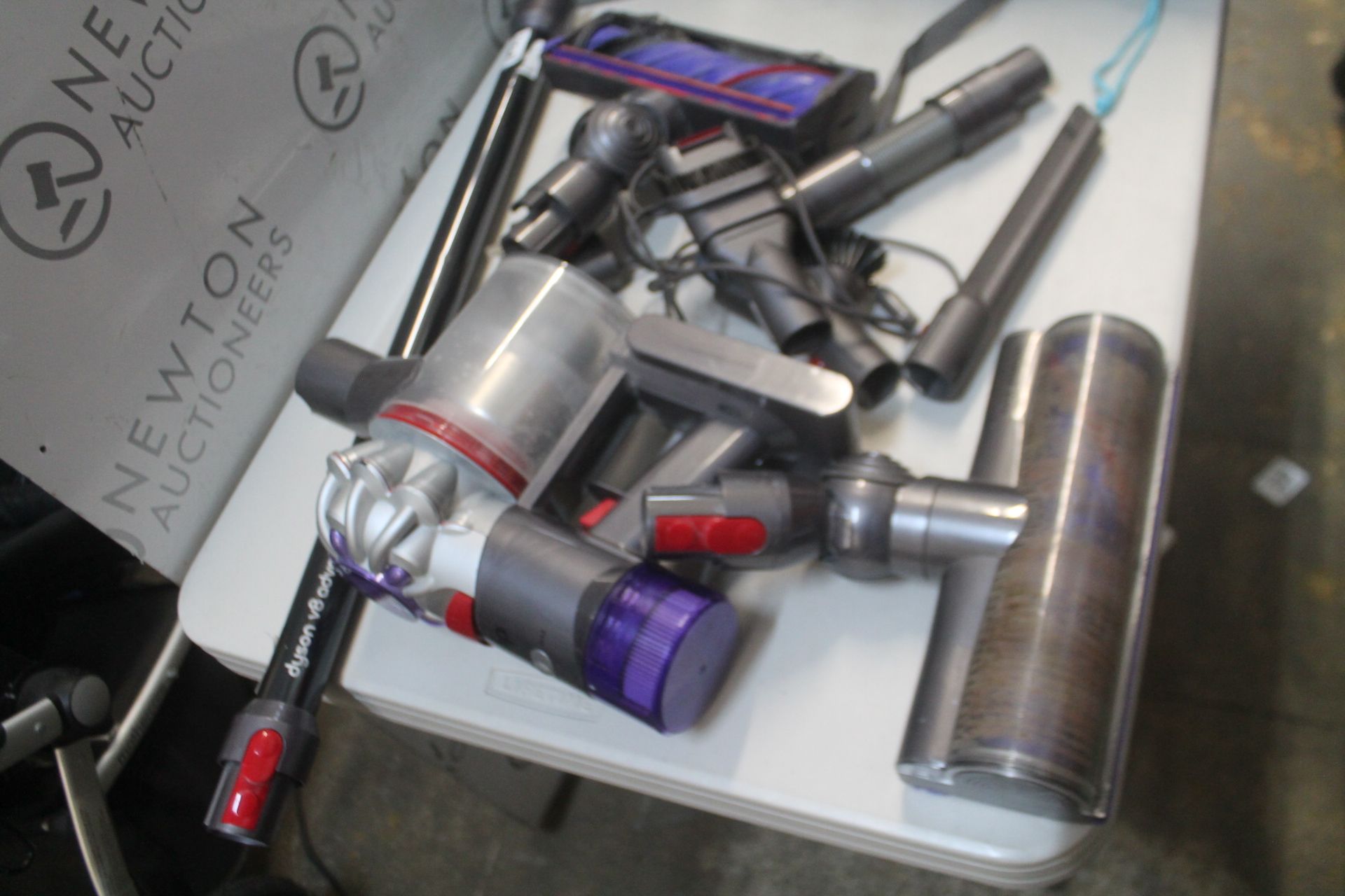 1 DYSON V8 ADVANCED STICK VACUUM CLEANER RRP Â£319.99