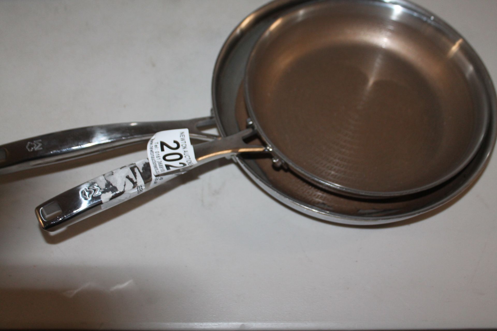 1 SET OF 2 MASTERPRO FRYING PANS RRP Â£39.99