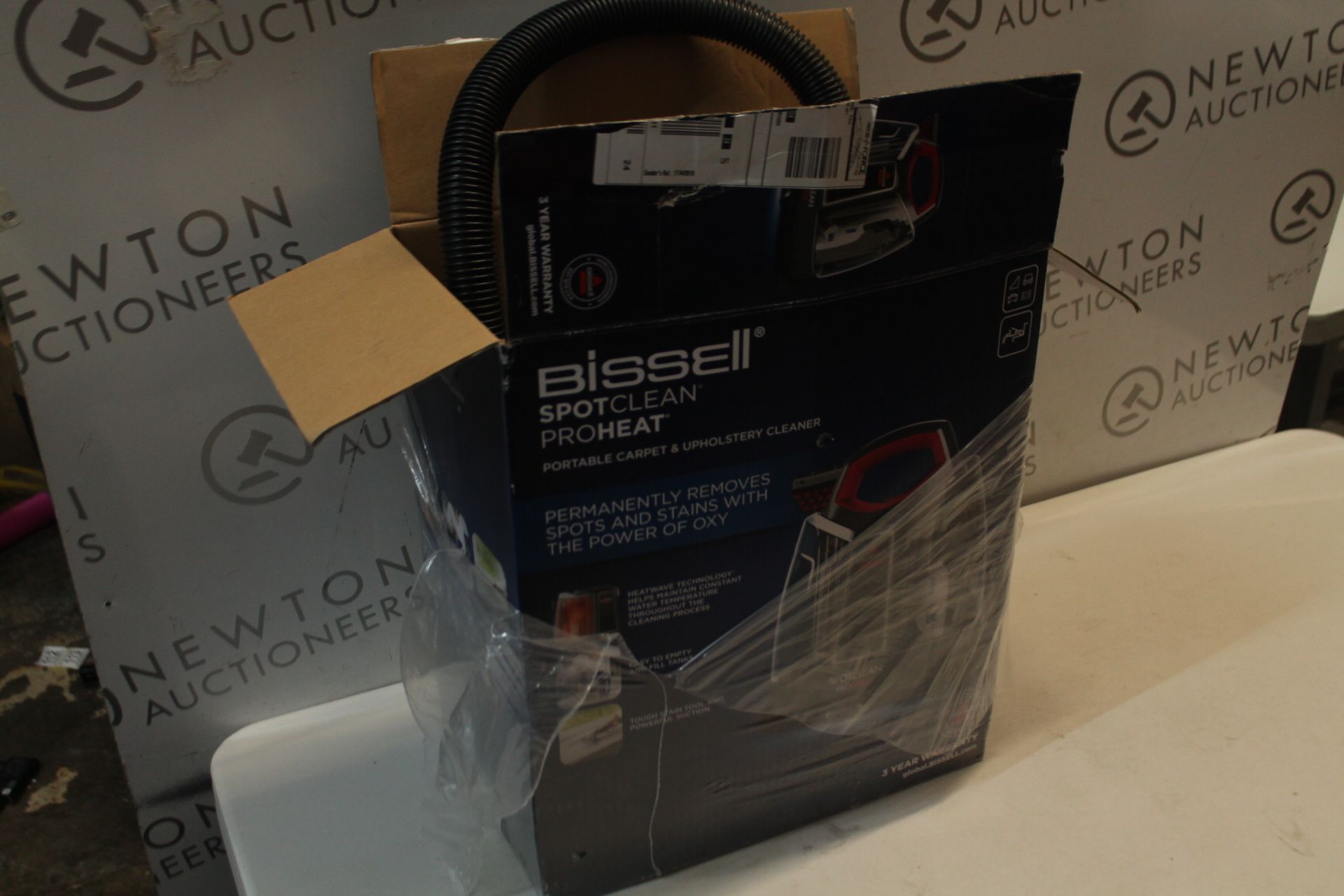 1 BOXED BISSELL SPOTCLEAN PROHEAT PORTABLE SPOT AND STAIN CARPET CLEANER RRP Â£199
