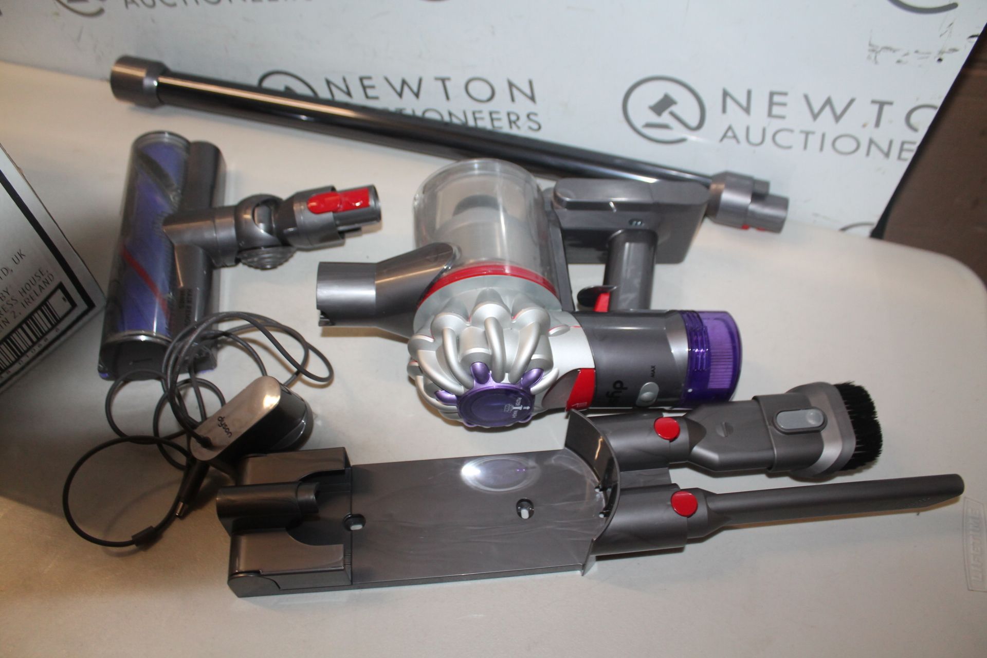 1 DYSON V8 ABSOLUTE CORDLESS VACUUM WITH CHARGER RRP Â£299