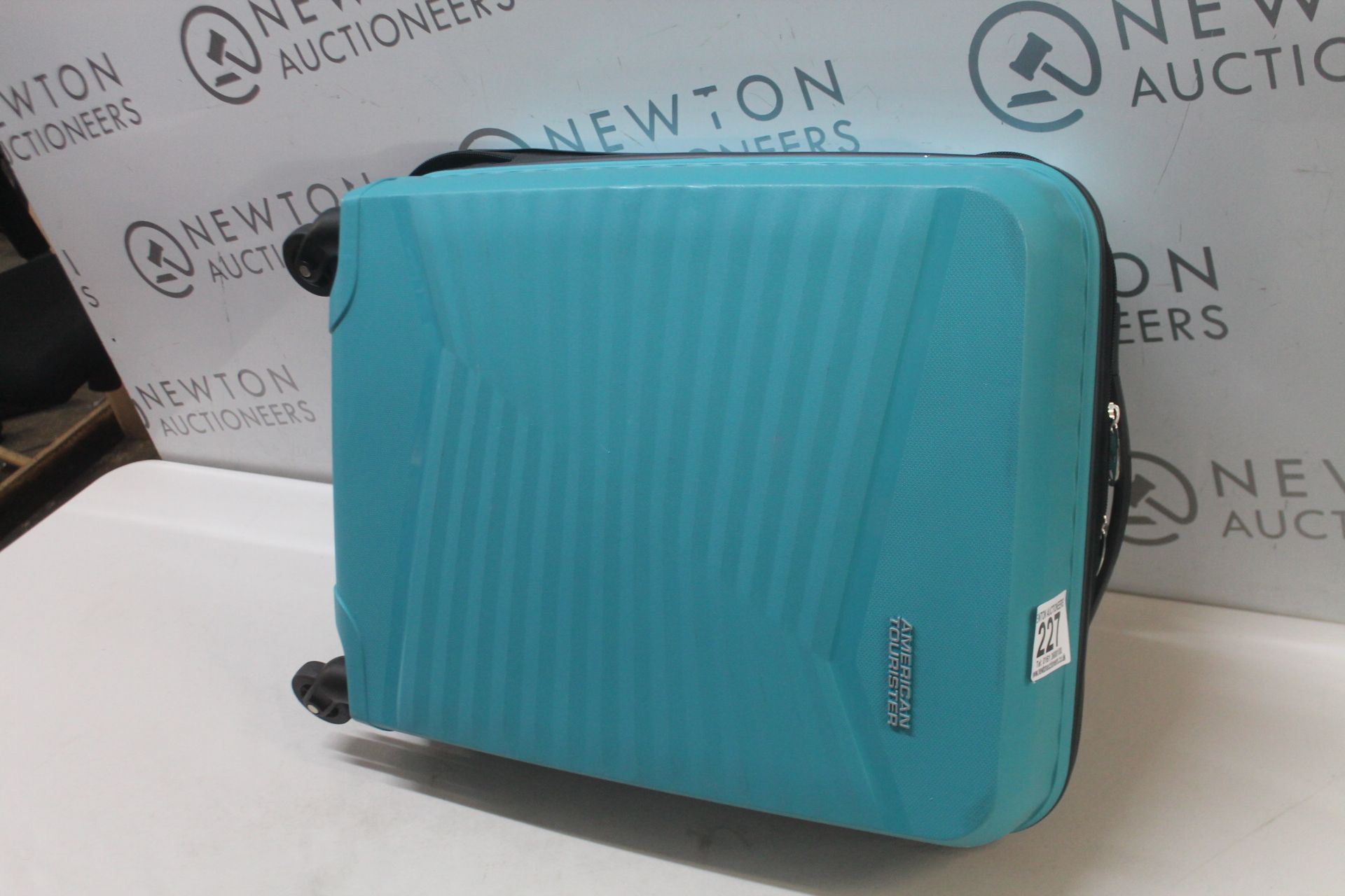 1 AMERICAN TOURISTER CARRY ON LUGGAGE RRP Â£49 (ZIP BROKEN)