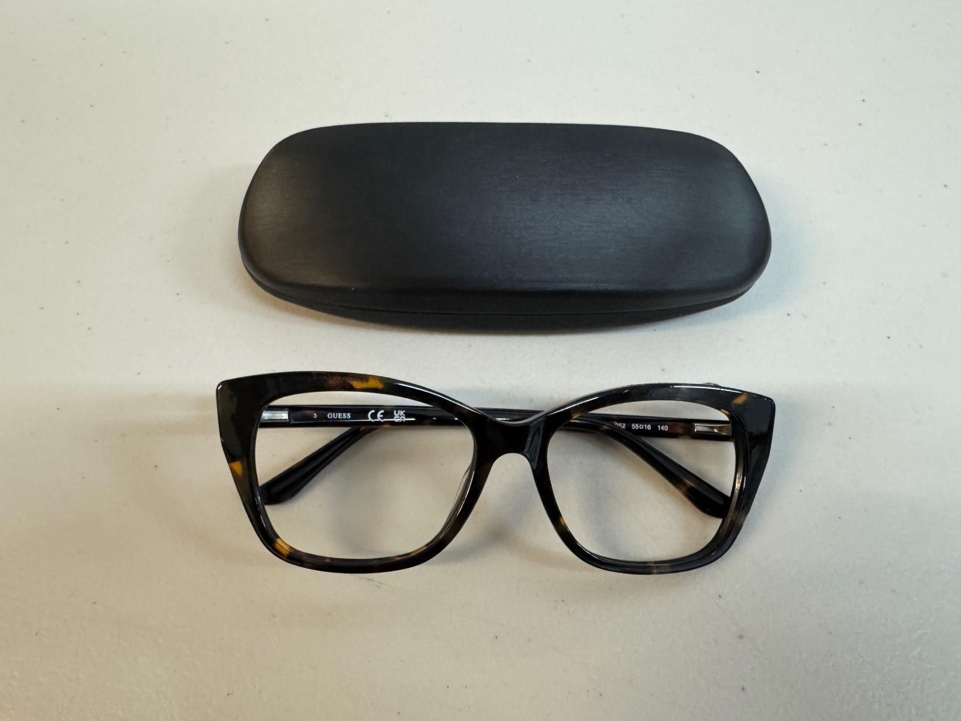 1 PAIR OF GUESS GLASSESS FRAME WITH CASE RRP Â£99