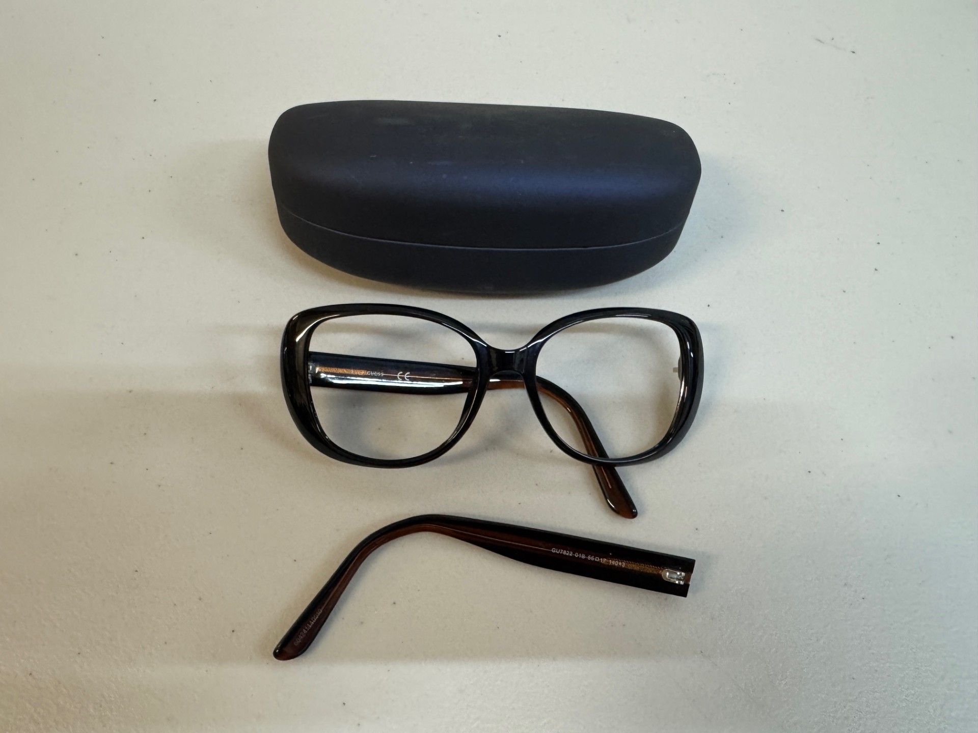 1 PAIR OF GUESS GLASSESS FRAME WITH CASE RRP Â£99