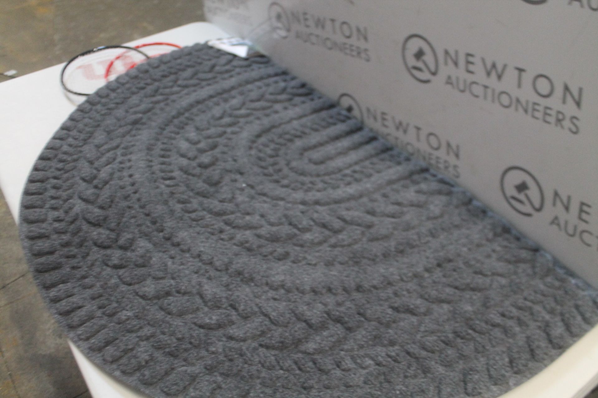 1 RUBBERISED ALL WEATHER ENTRANCE MAT RRP Â£19.99