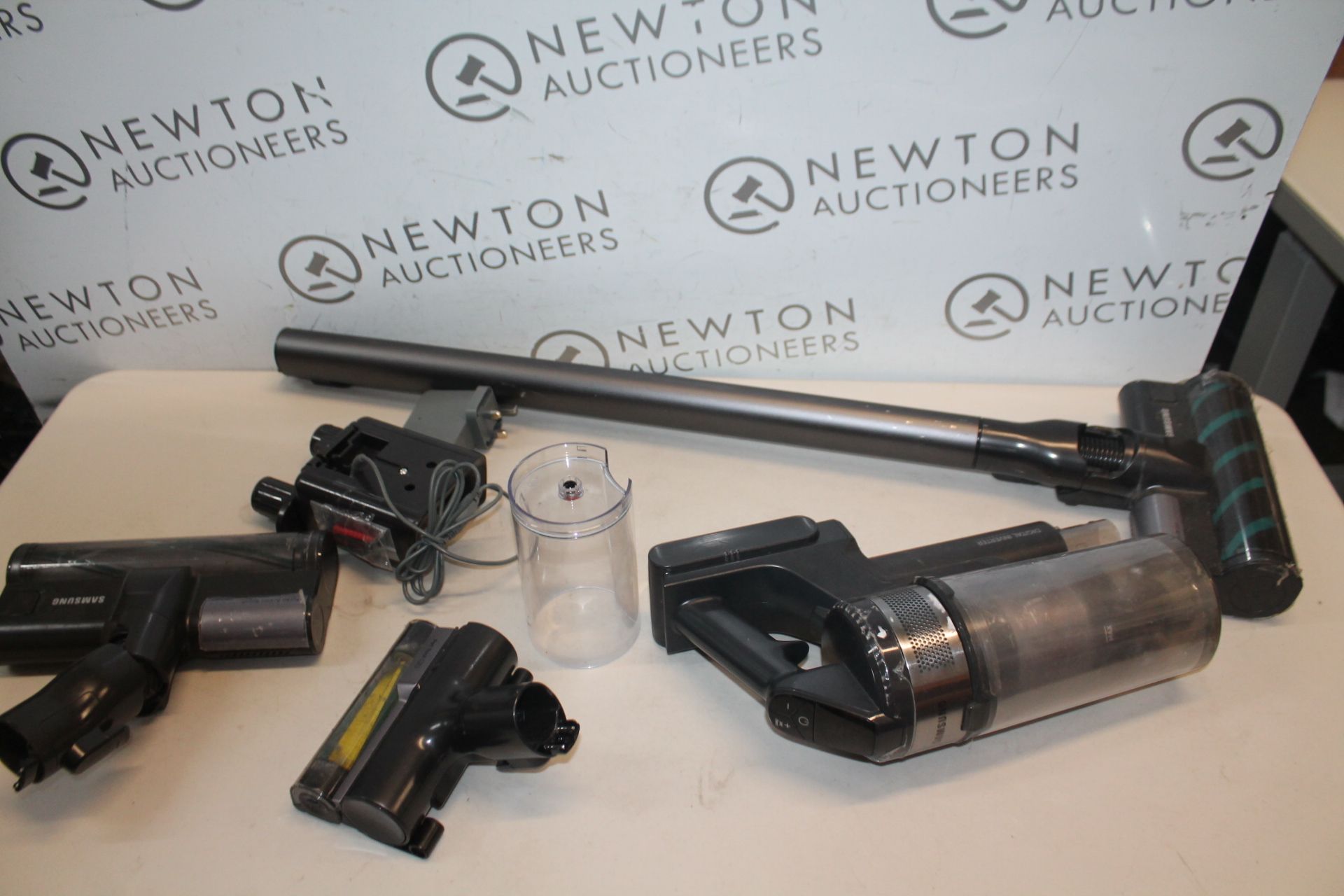 1 SAMSUNG JET 75E COMPLETE VACUUM CLEANER, VS20B75ACR5 RRP Â£299 (TESTED: WORKING, 1 OF THE HEADS