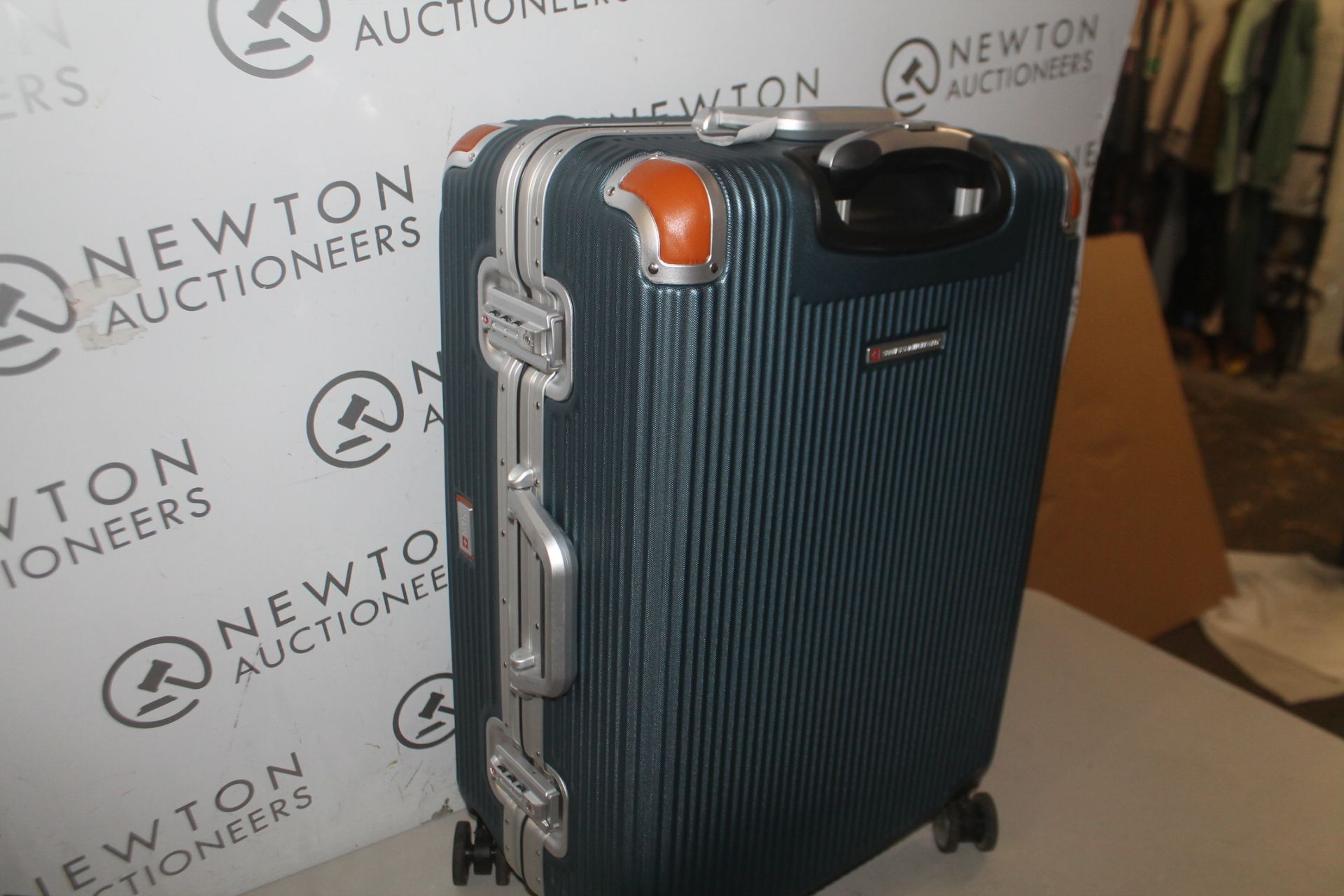 1 SWISS MILITARY 60CM MEDIUM HARDSIDE CASE RRP Â£99.99 (EXTENSION HANDLE BROKEN)