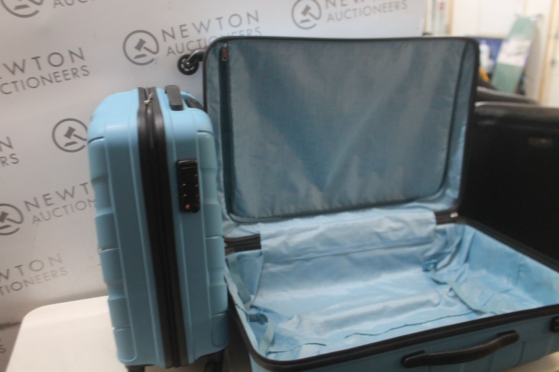 1 AMERICAN TOURISTER HARDSIDE 2 PIECE LUGGAGE SET RRP Â£129