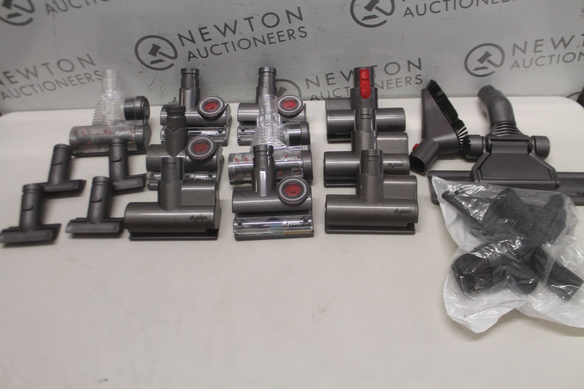 1 JOBLOT OF DYSON ATTACHMENTS RRP Â£99